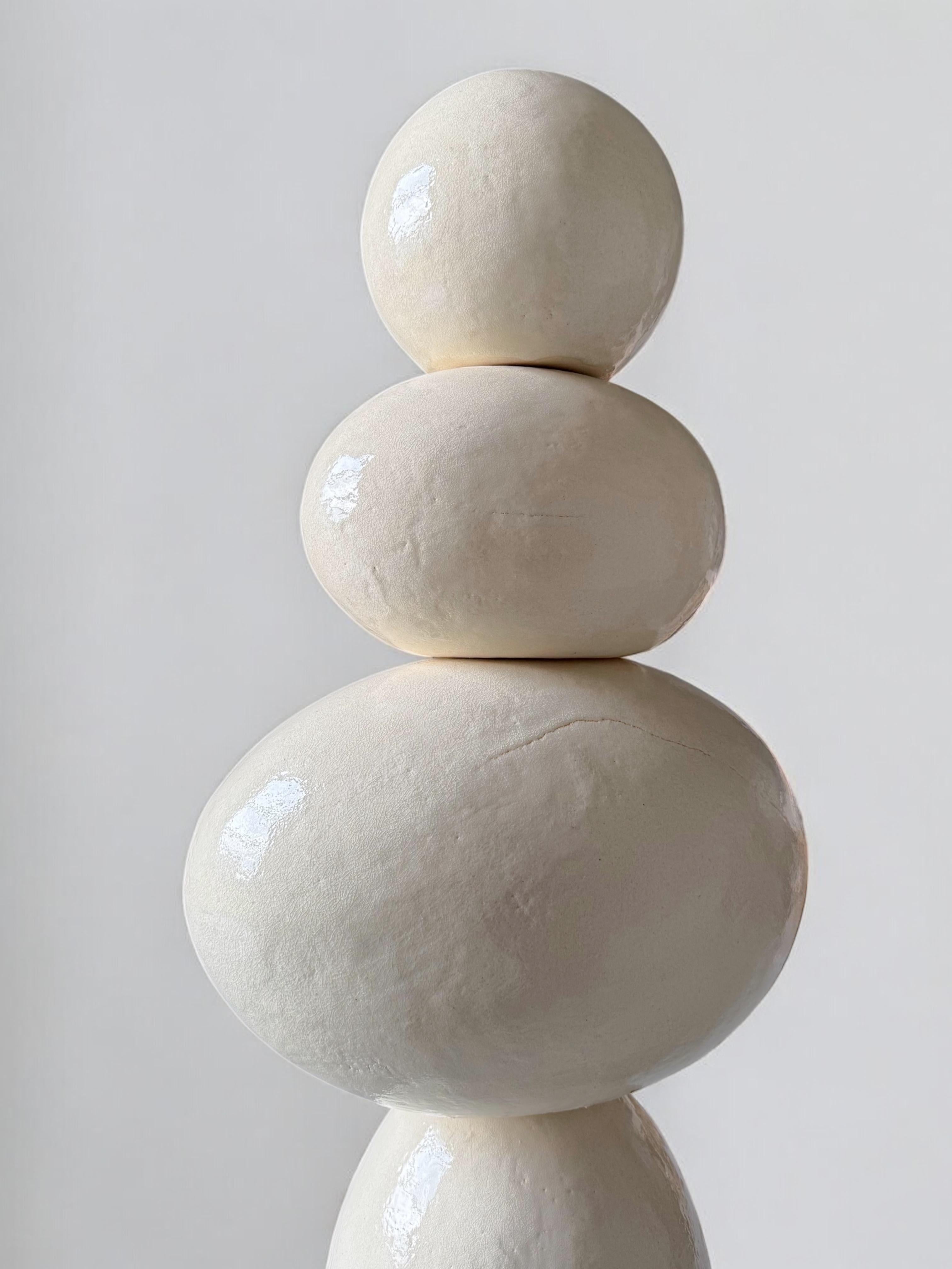 Weiße Totem-Skulptur aus Keramik, 2025 - 'Bäuerin' im Angebot 10