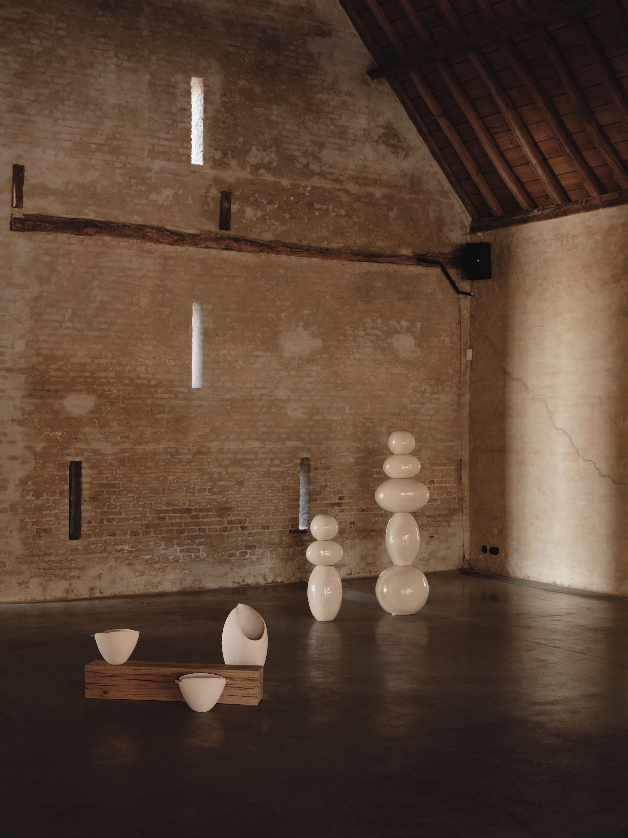 Weiße Totem-Skulptur aus Keramik, 2025 - 'Bäuerin' im Angebot 12