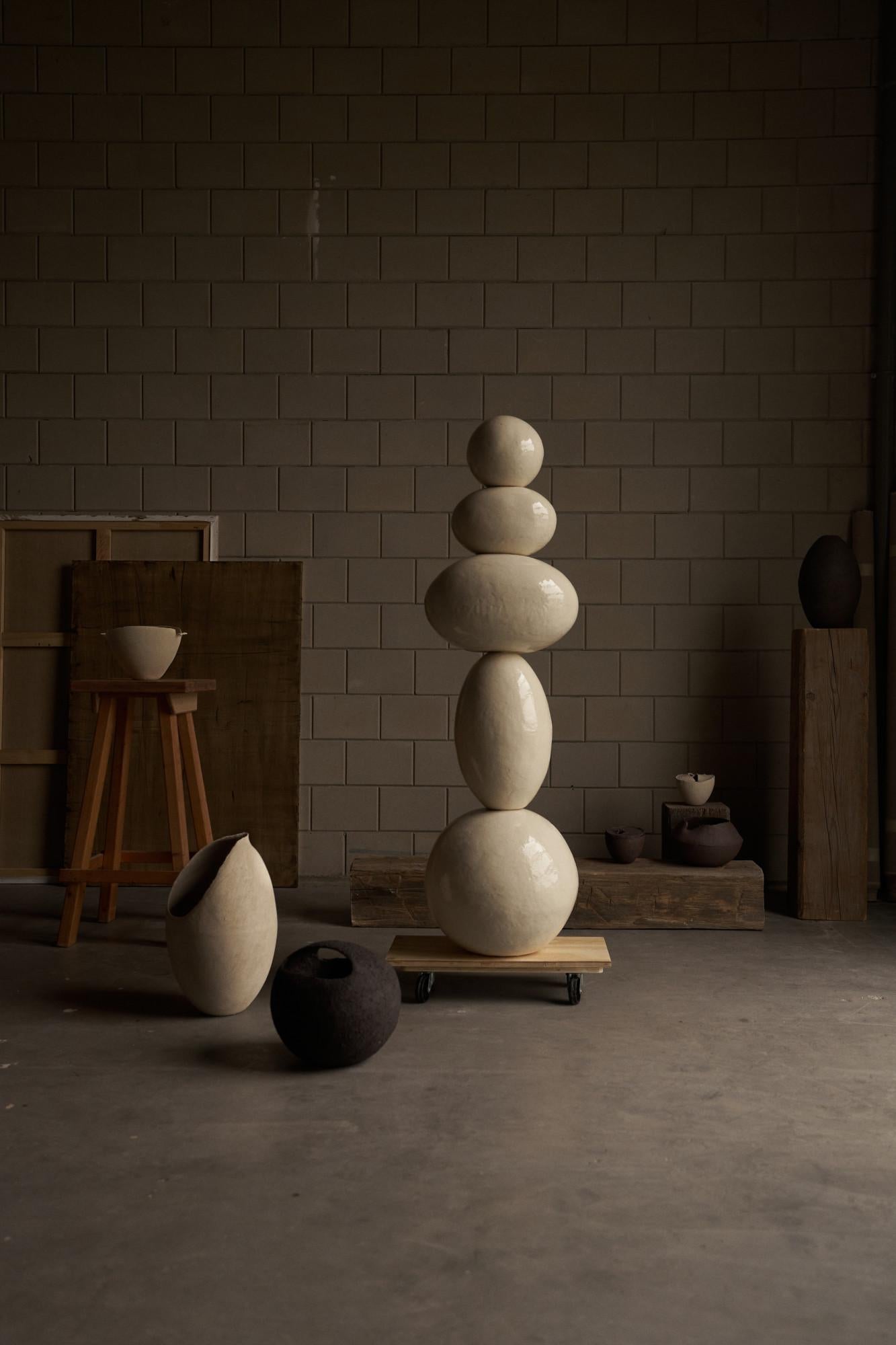Weiße Totem-Skulptur aus Keramik, 2025 - 'Bäuerin' – Sculpture von Laura Pasquino