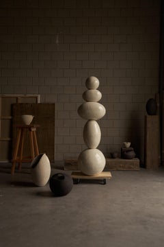 Escultura totémica blanca de cerámica, 2025 - "Esposa del granjero