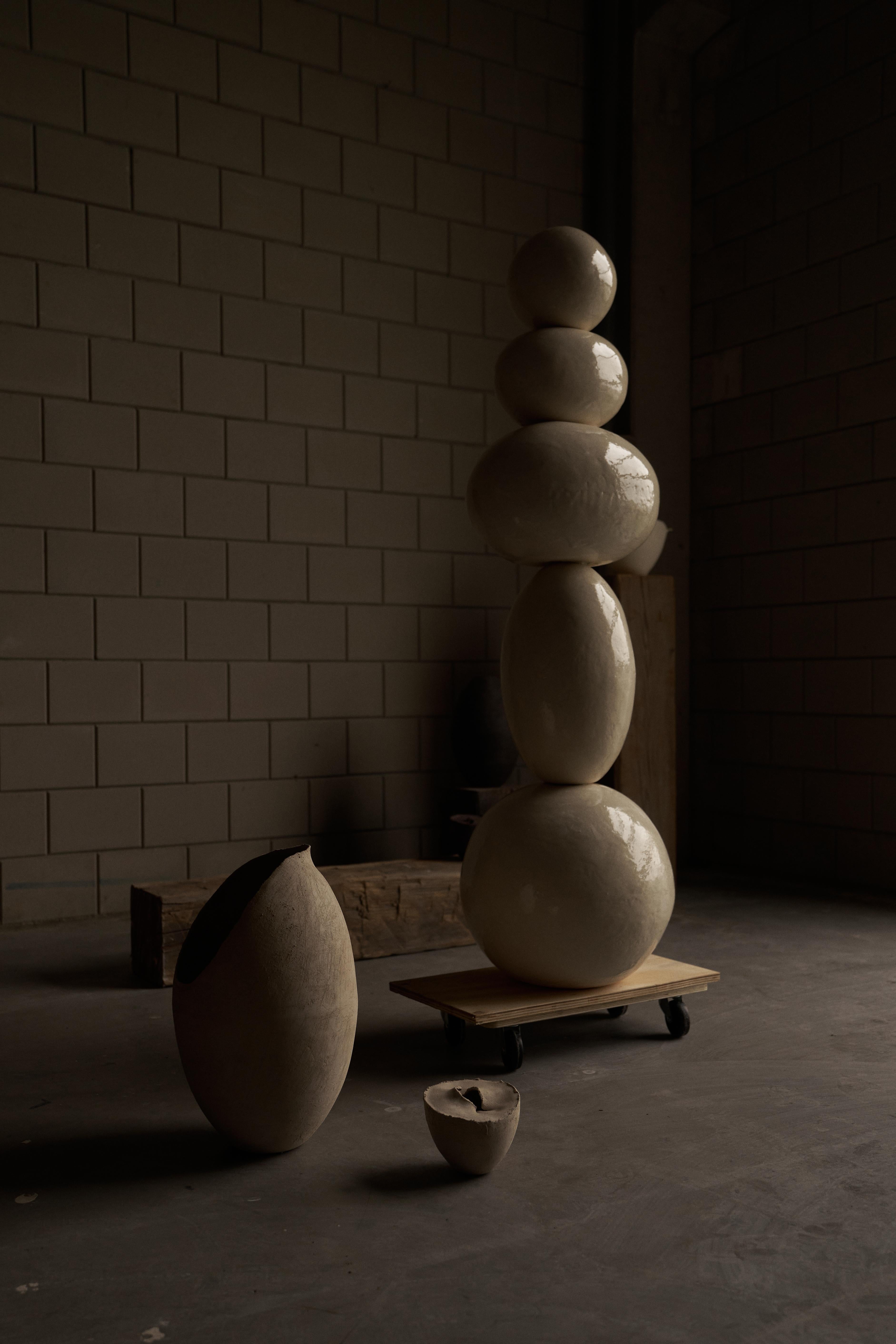 Weiße Totem-Skulptur aus Keramik, 2025 - 'Bäuerin' (Zeitgenössisch), Sculpture, von Laura Pasquino
