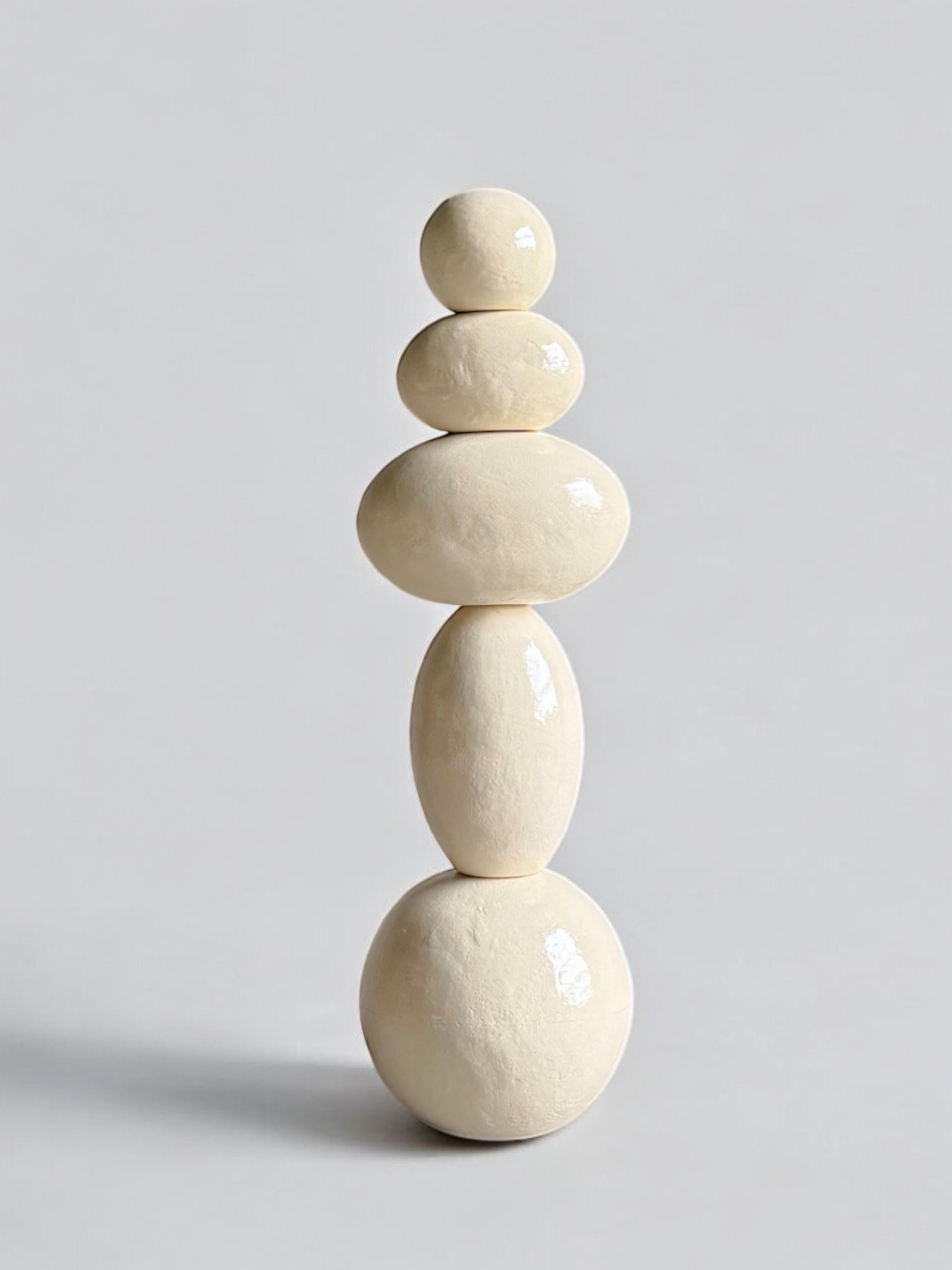 Weiße Totem-Skulptur aus Keramik, 2025 - 'Bäuerin' (Schwarz), Abstract Sculpture, von Laura Pasquino