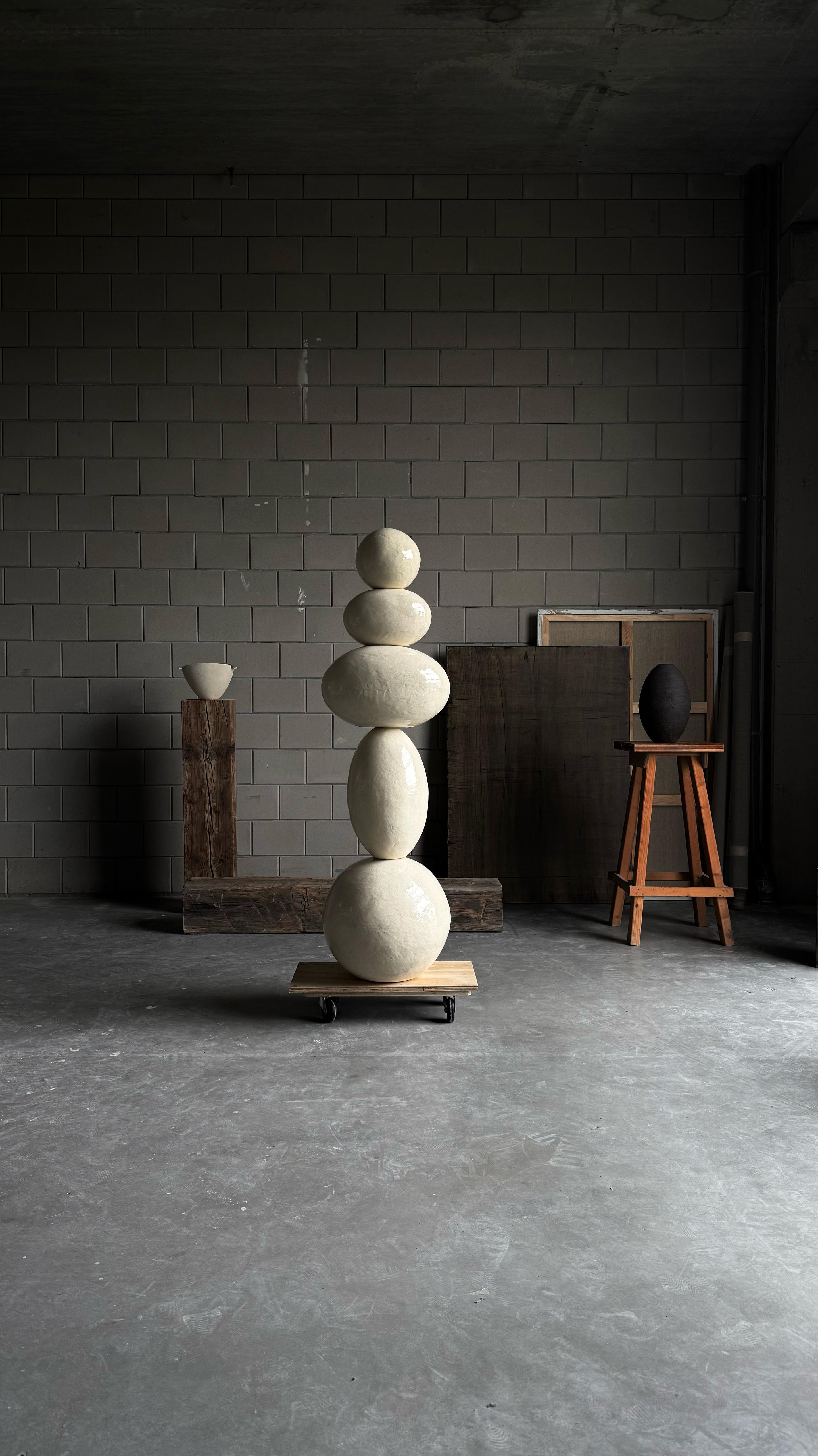Weiße Totem-Skulptur aus Keramik, 2025 - 'Bäuerin' im Angebot 2