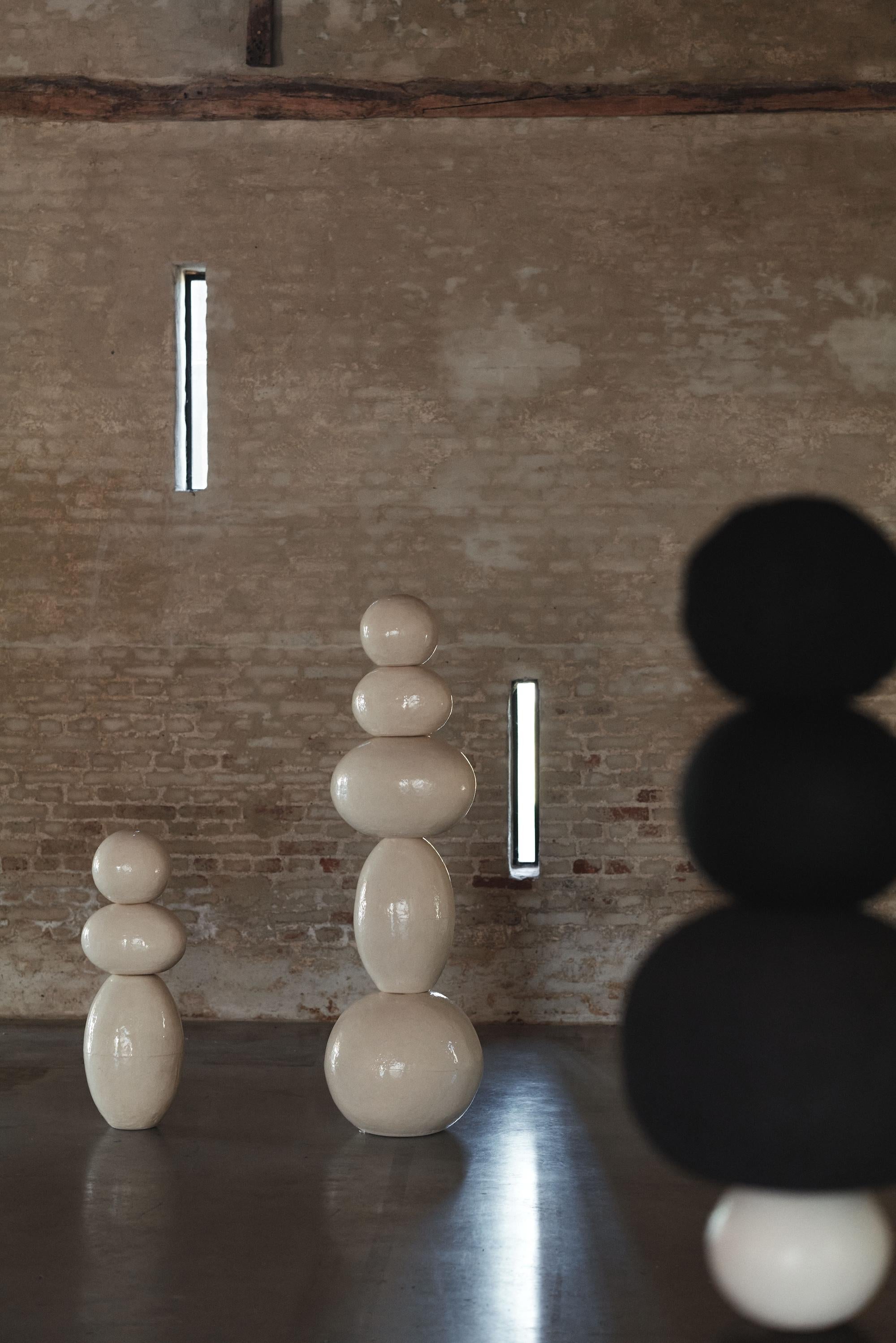 Weiße Totem-Skulptur aus Keramik, 2025 - 'Bäuerin' im Angebot 3