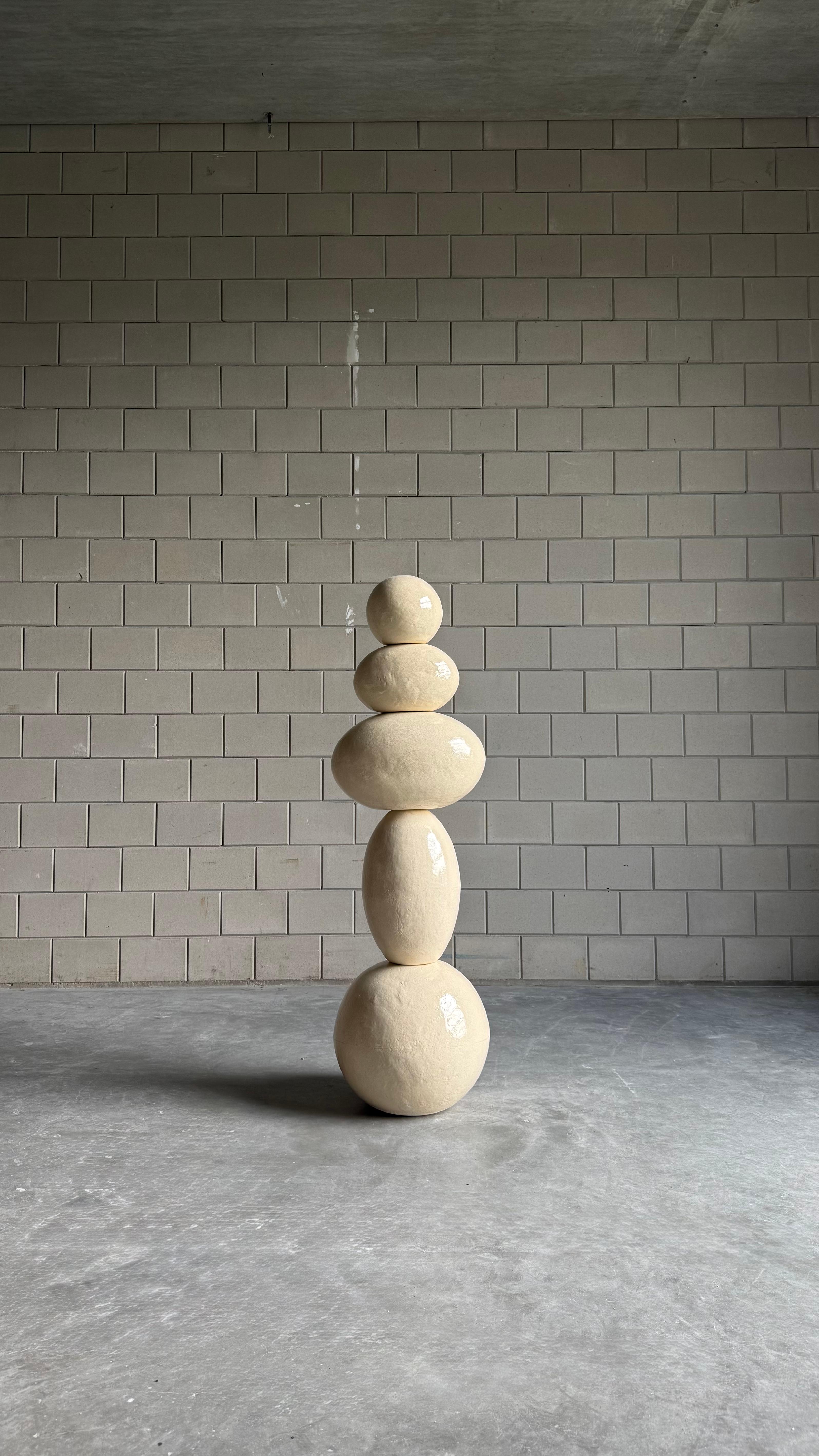 Laura Pasquino Abstract Sculpture – Weiße Totem-Skulptur aus Keramik, 2025 - 'Bäuerin'