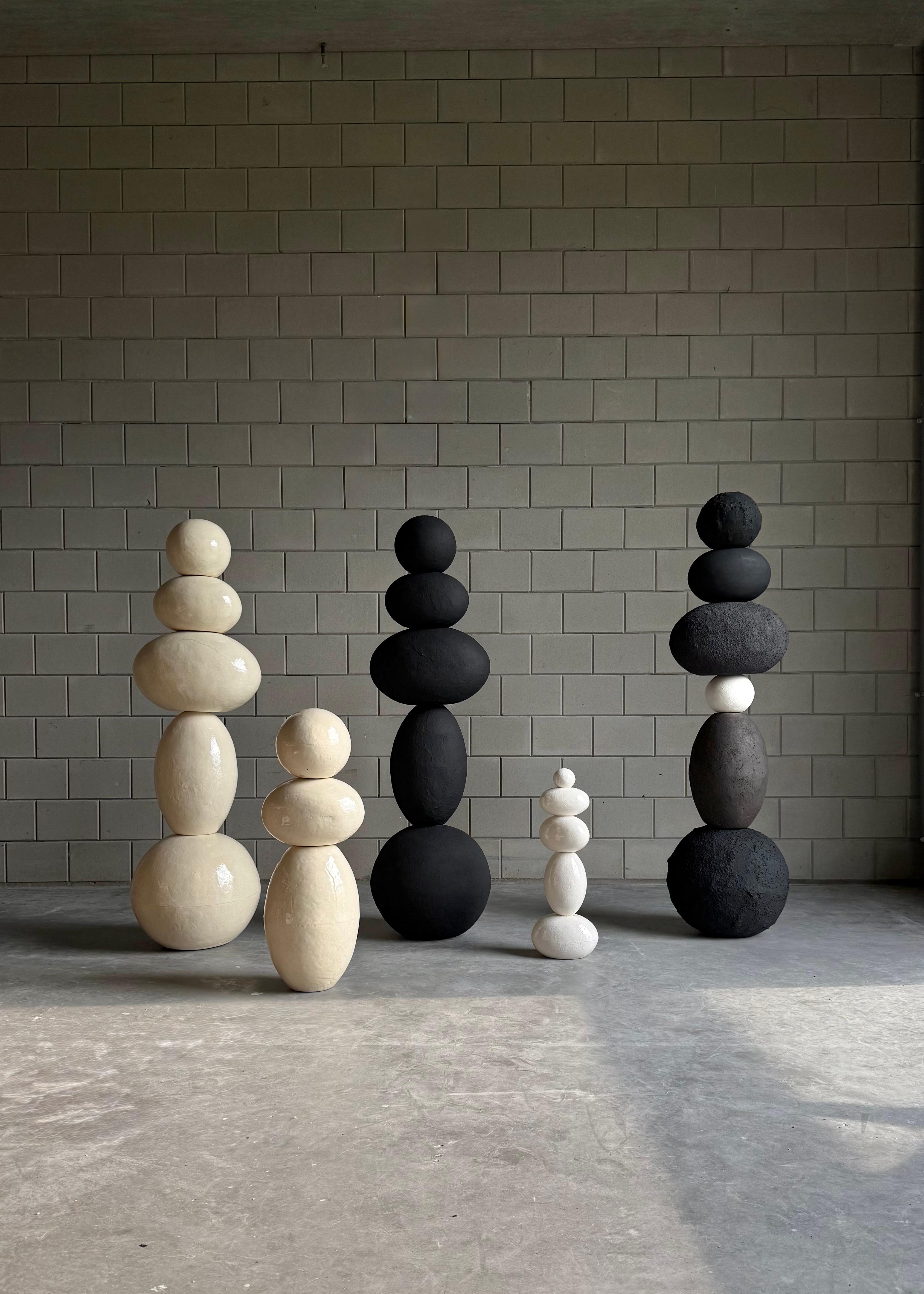 Escultura totémica blanca de gres esmaltado, 2025 - 
