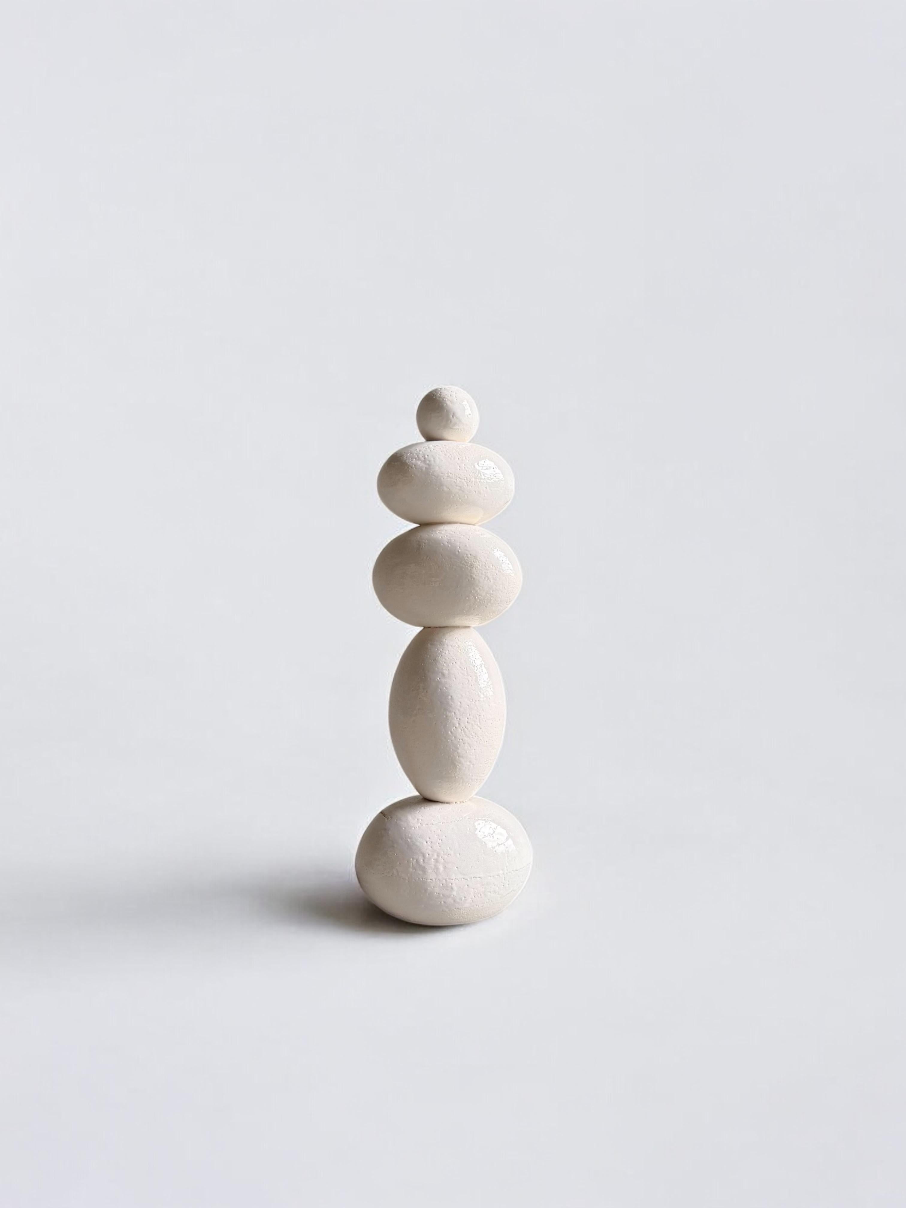 Escultura totémica blanca de gres esmaltado, 2025 - 