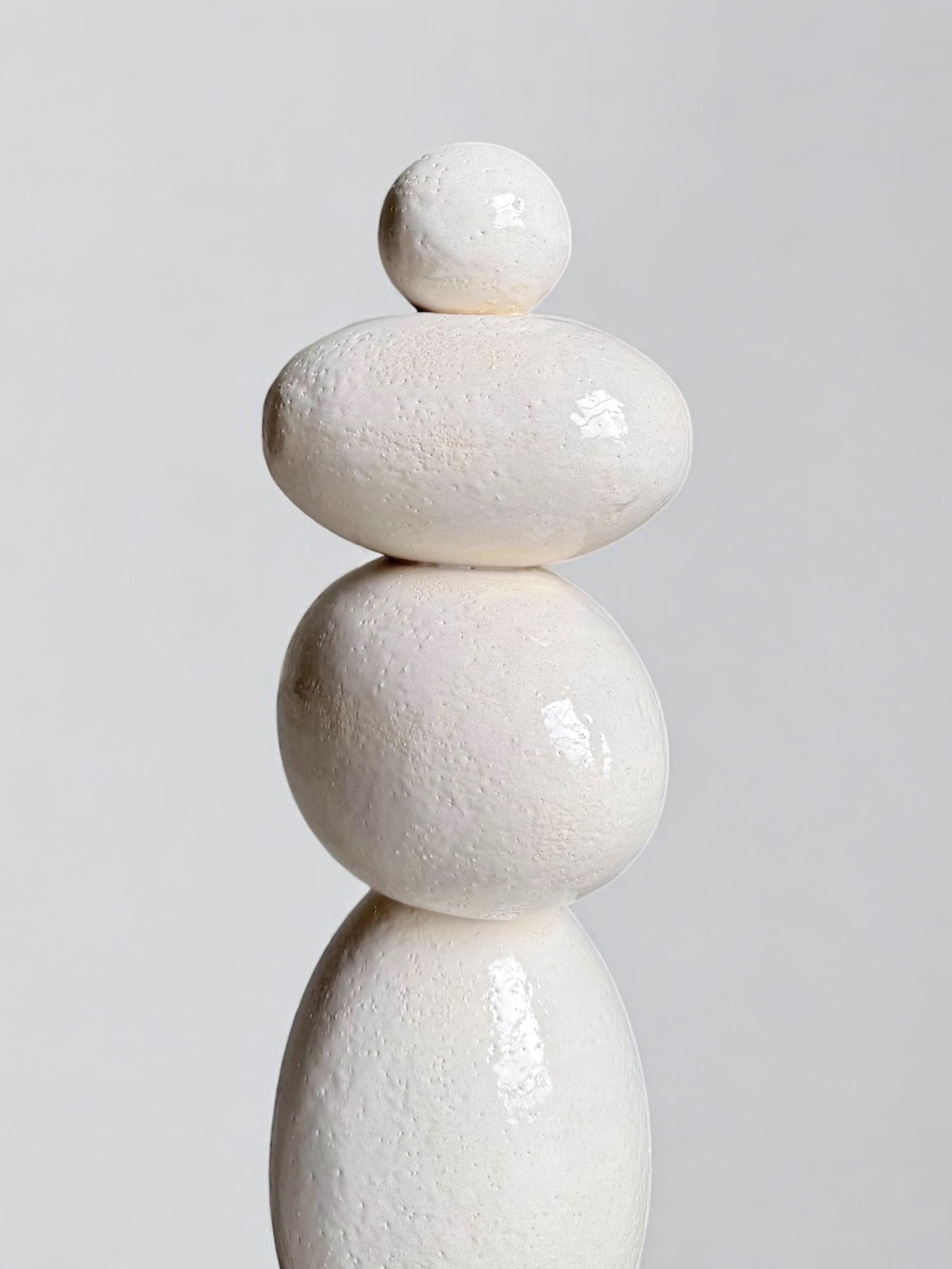 Escultura totémica blanca de gres esmaltado, 2025 - 