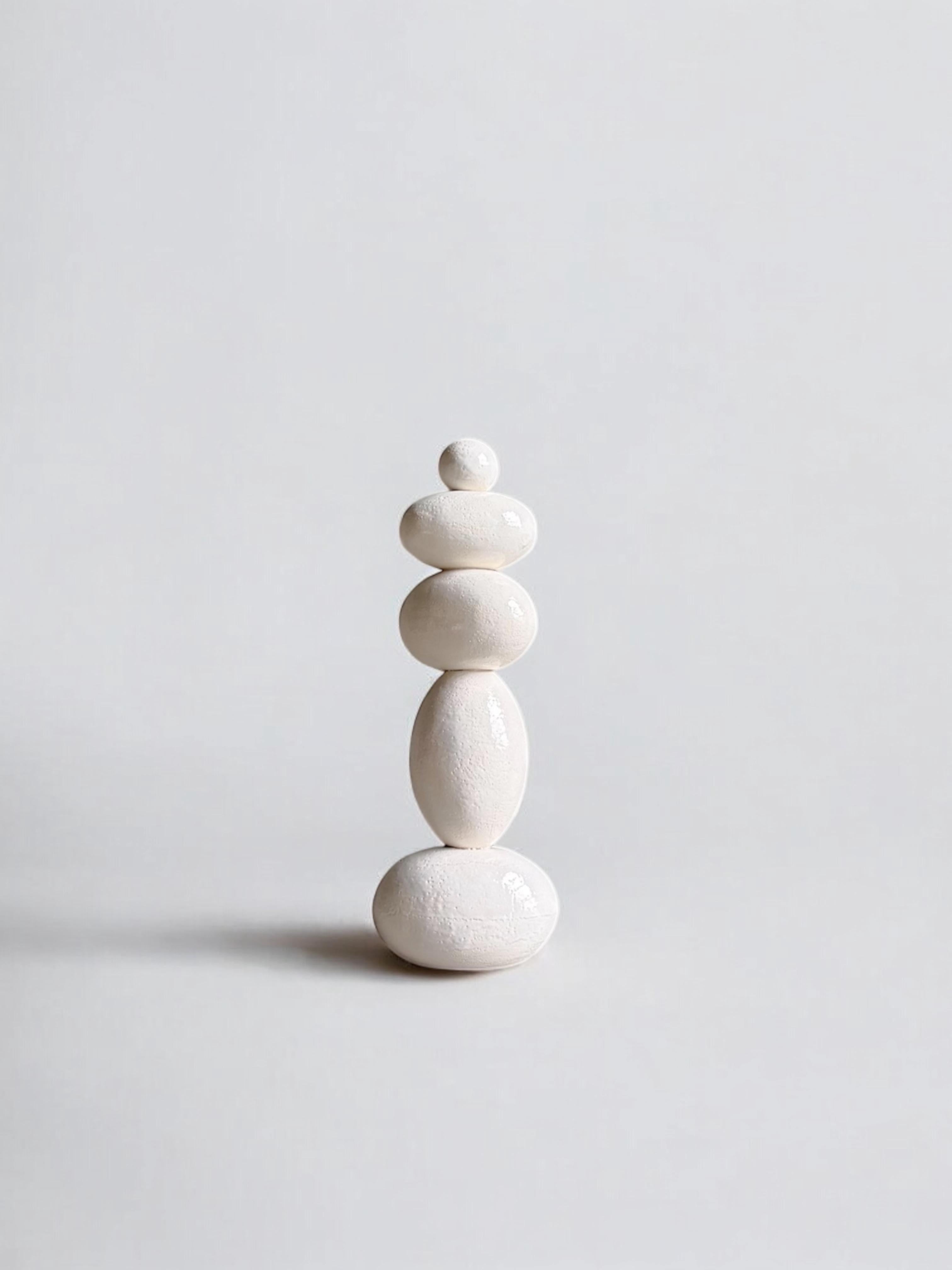 Escultura totémica blanca de gres esmaltado, 2025 - 