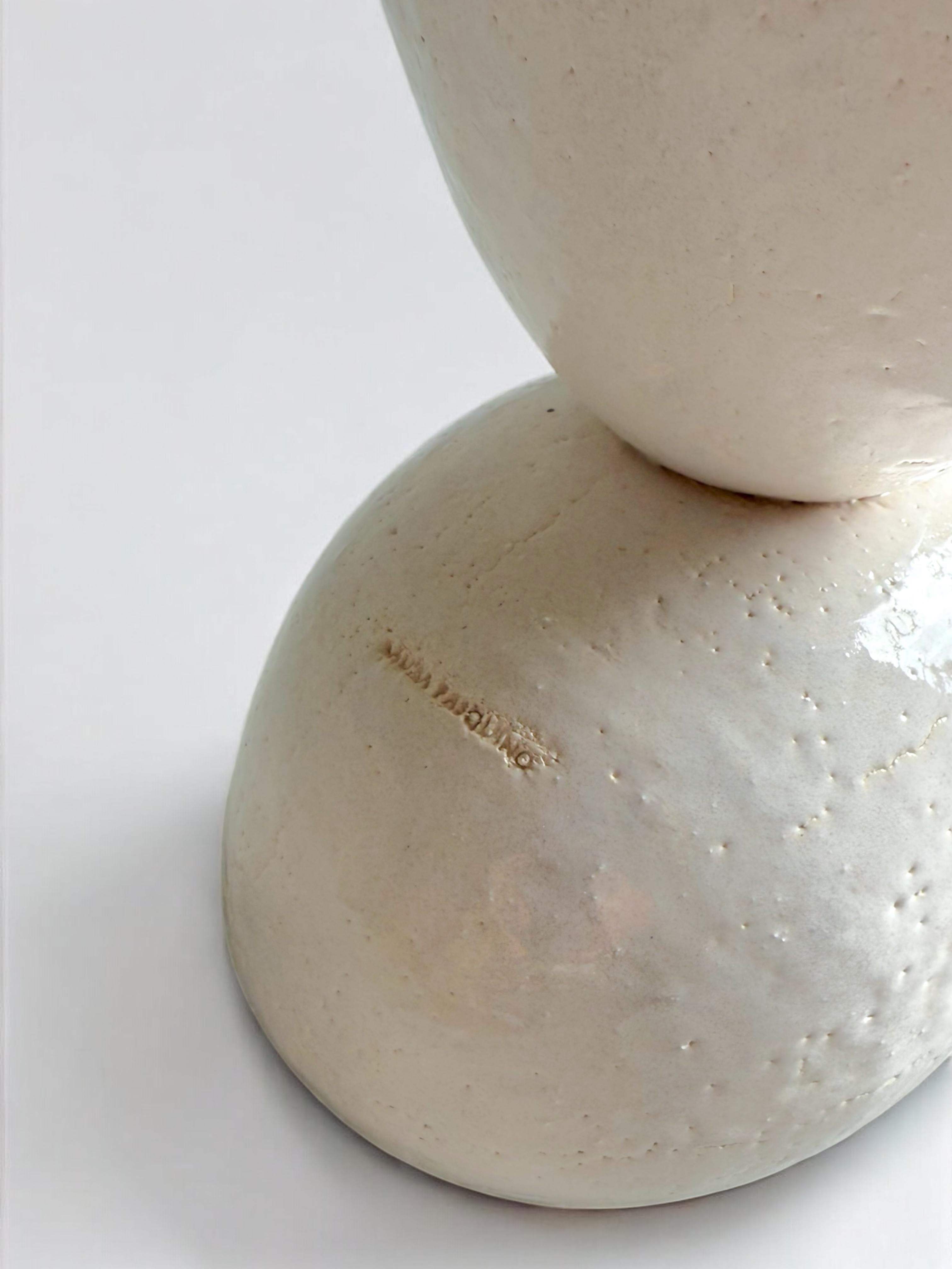 Escultura totémica blanca de gres esmaltado, 2025 - 