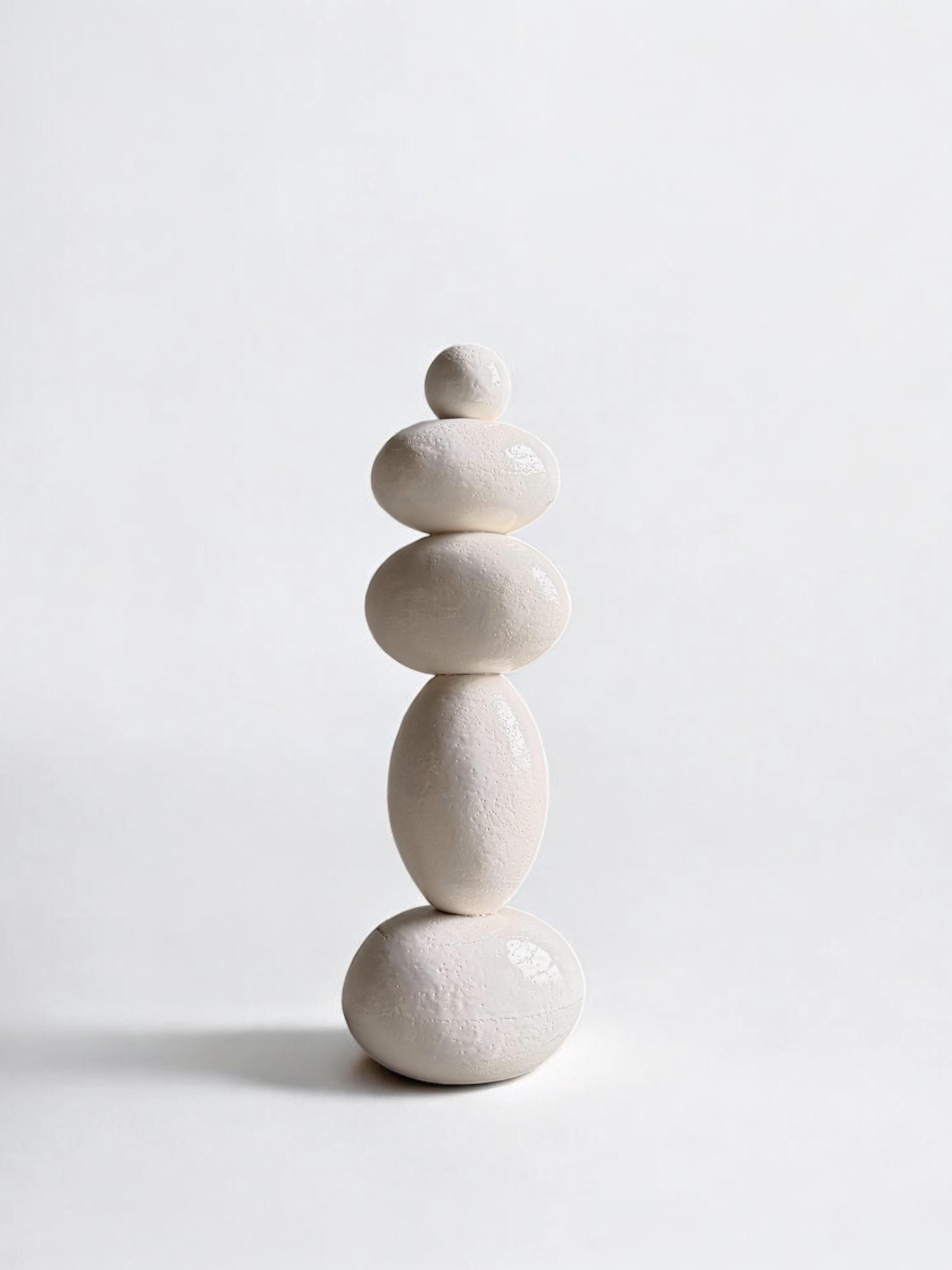 Escultura totémica blanca de gres esmaltado, 2025 - 