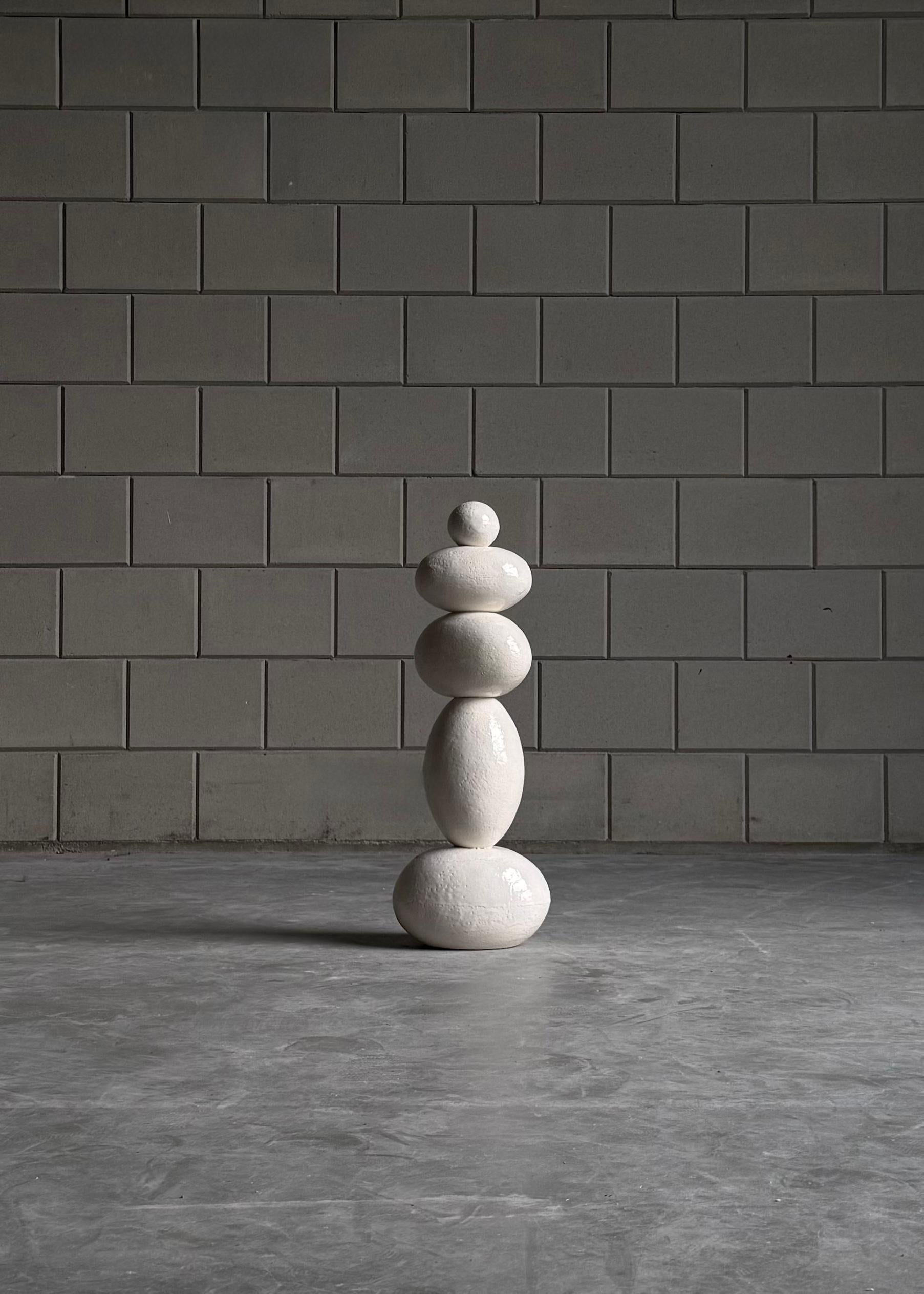 Escultura totémica blanca de gres esmaltado, 2025 - 