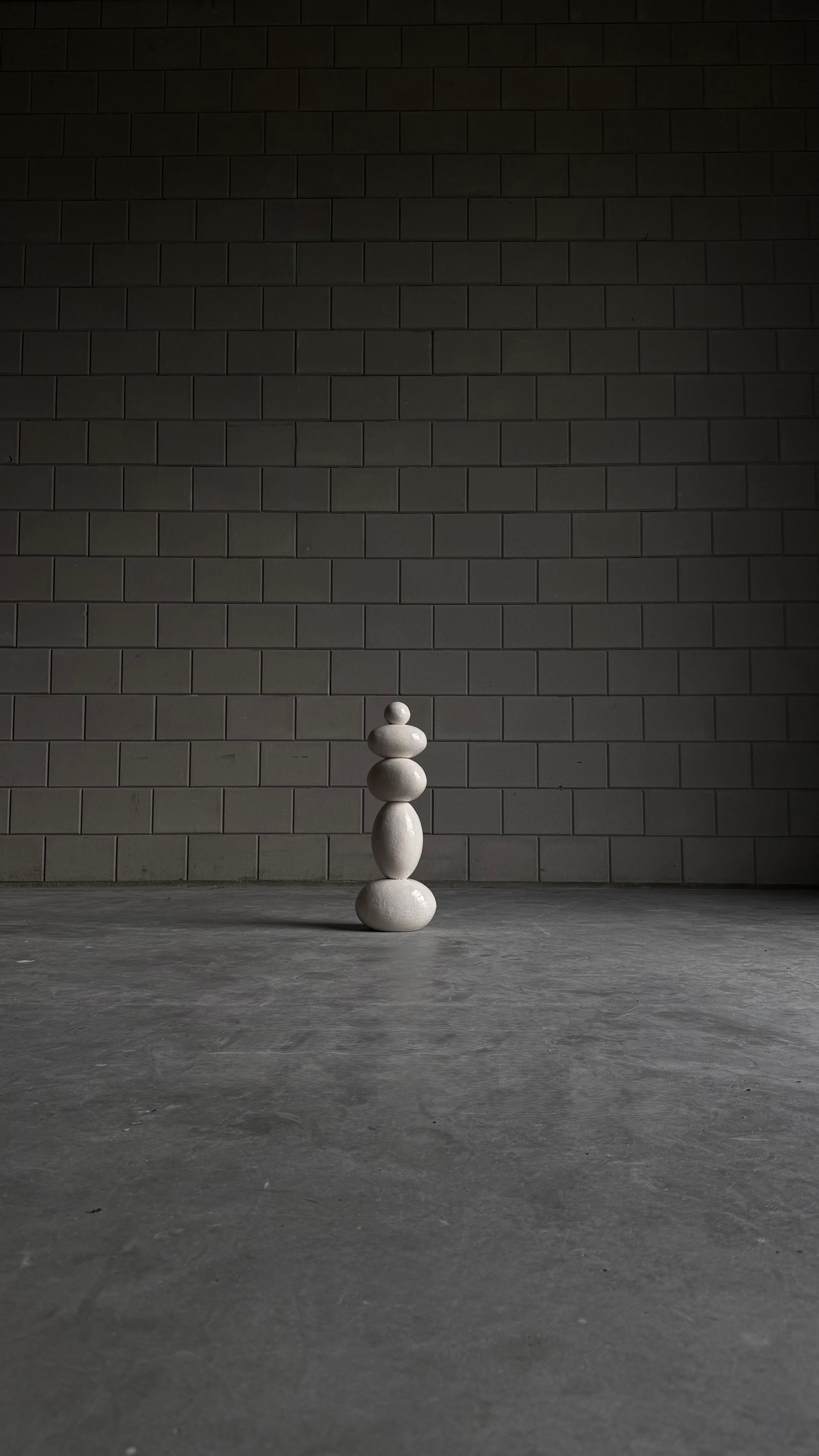 Escultura totémica blanca de gres esmaltado, 2025 - 