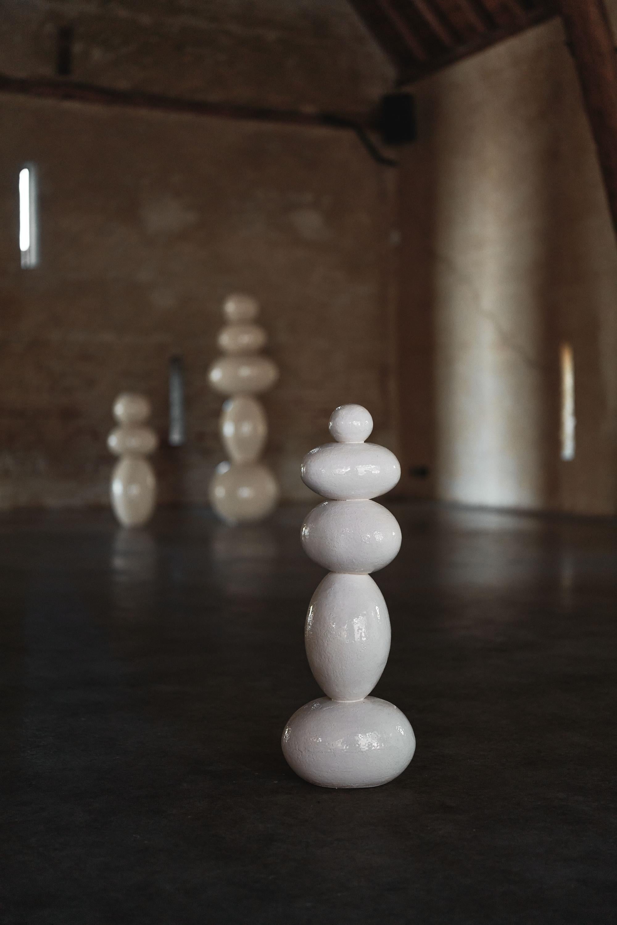 Escultura totémica blanca de gres esmaltado, 2025 - 