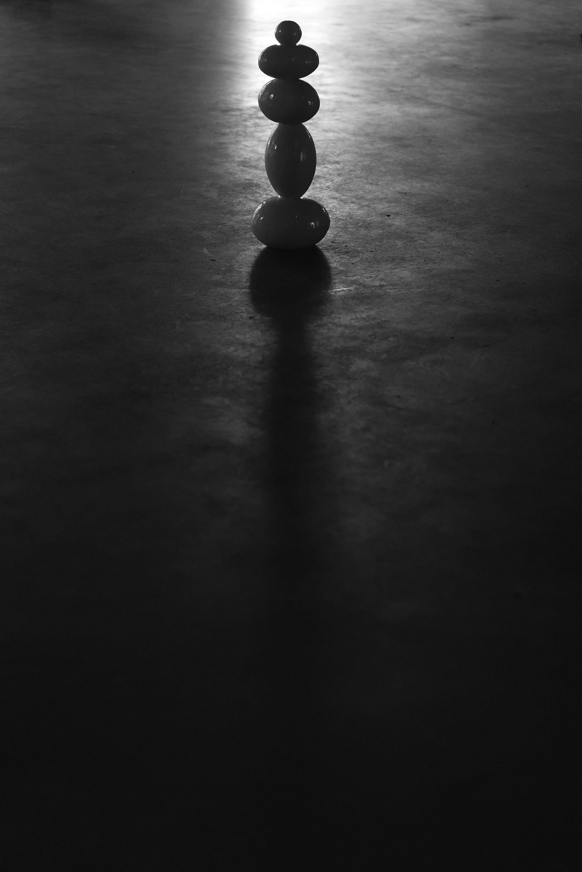 Escultura totémica blanca de gres esmaltado, 2025 - 