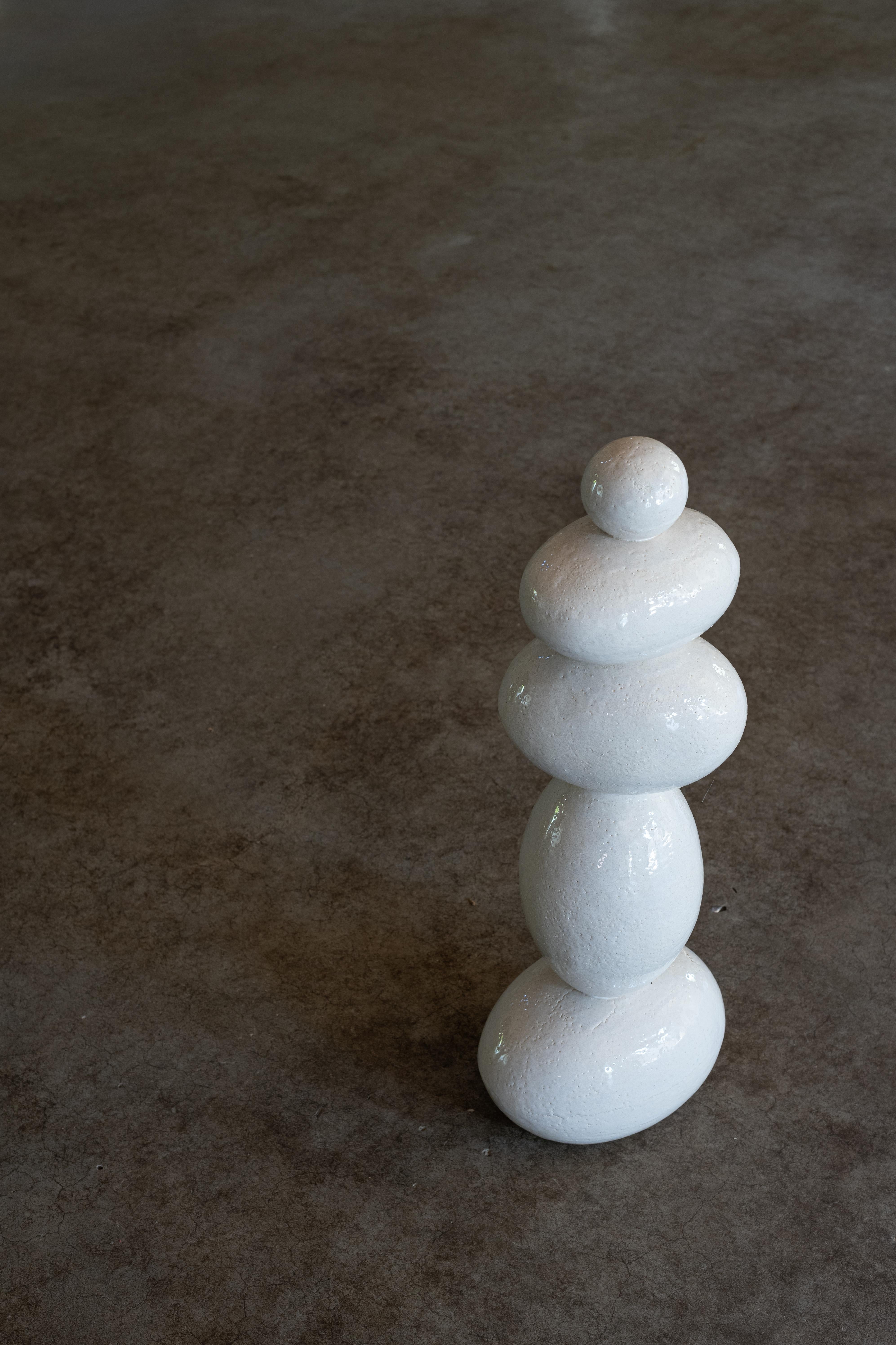 Escultura totémica blanca de gres esmaltado, 2025 - 