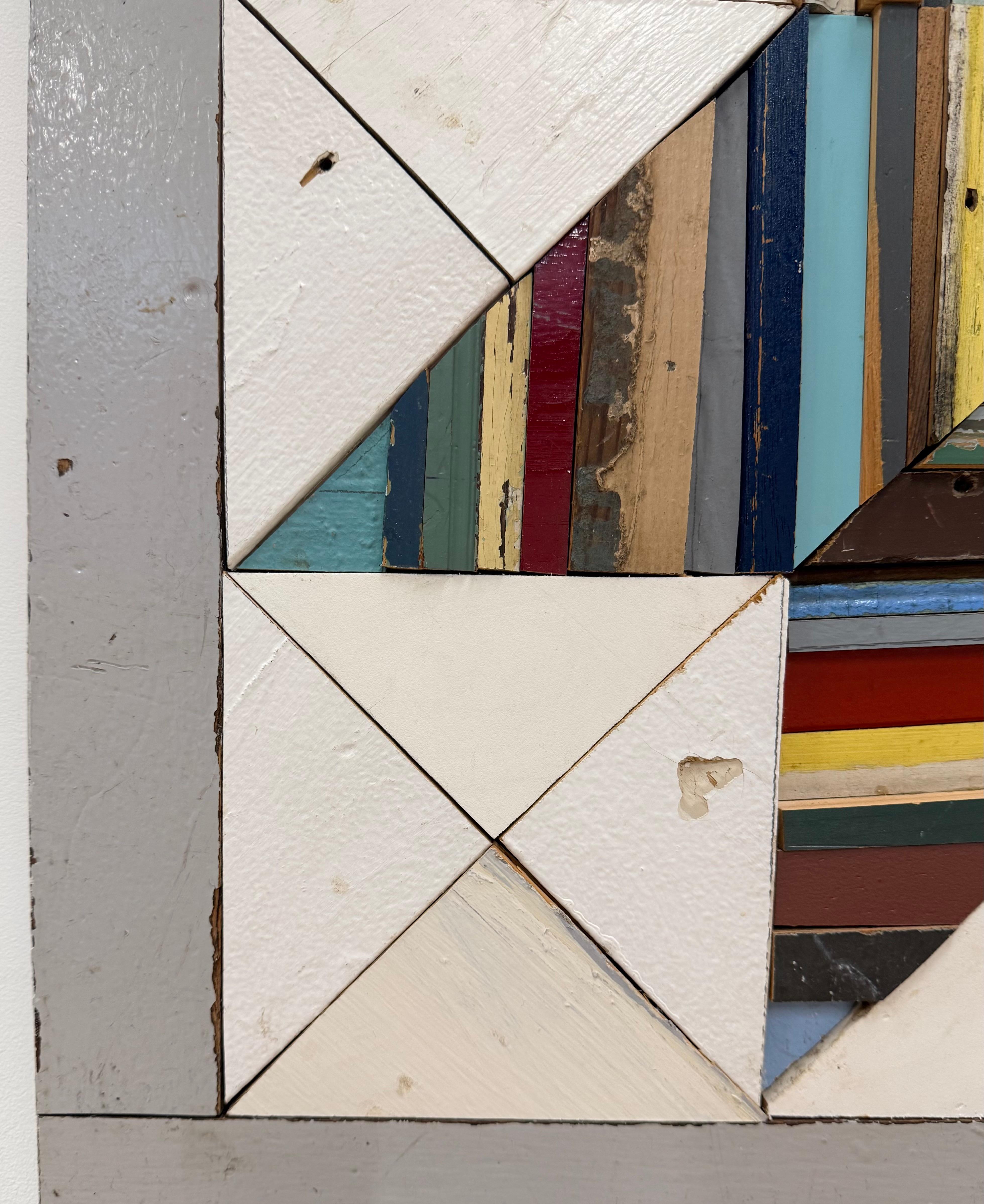 Un'impressionante scultura da parete composta da legno di recupero, A Star is Born esemplifica la caratteristica fusione di Laura Petrovich-Cheney tra artigianato, memoria e resilienza. Attingendo alle tradizioni del quilting e del design tessile,