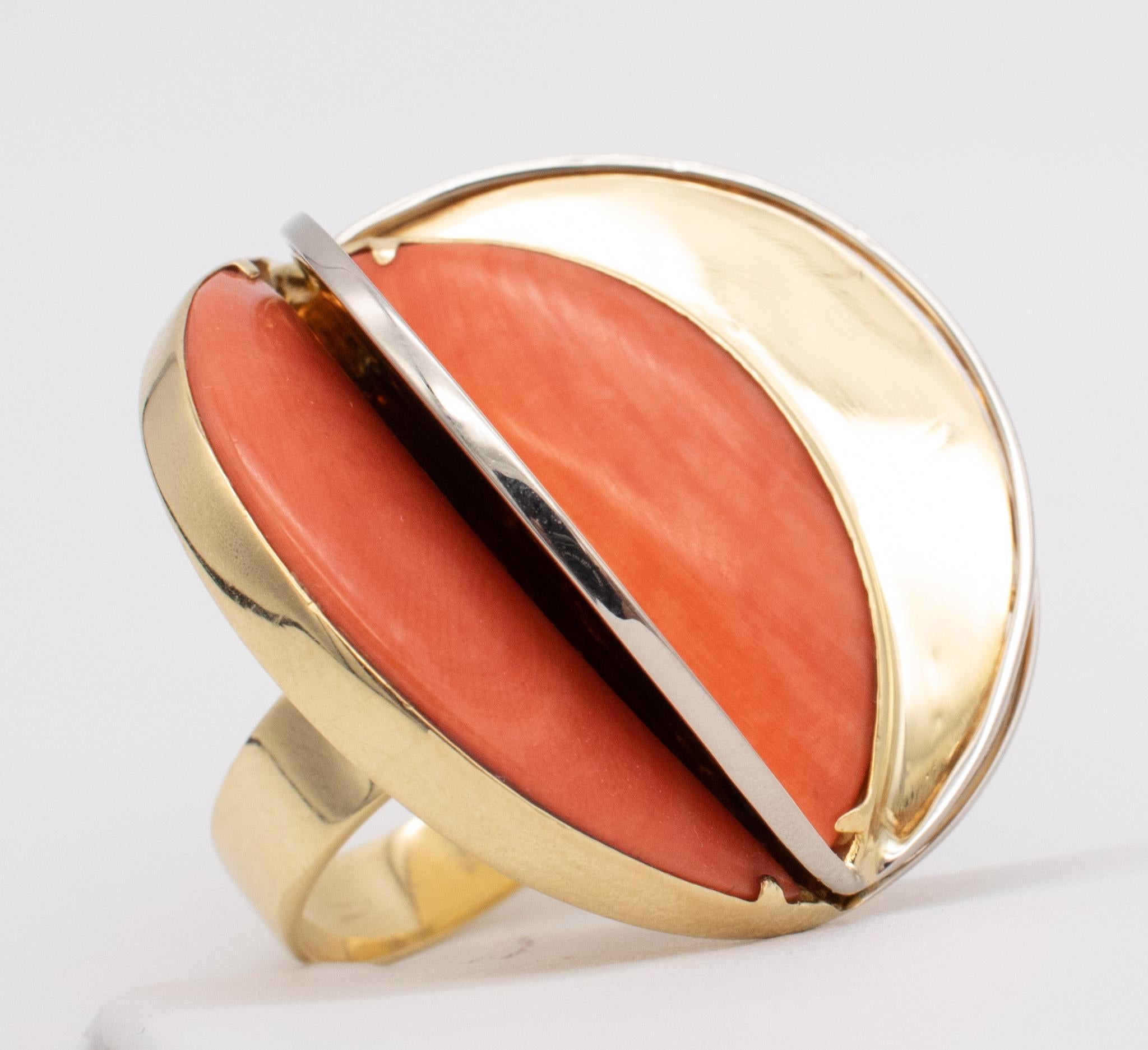Laura Rivalta 1977 Italy Geometric Sculptural OP Art Ring 18Kt Gold With Coral For Sale 3