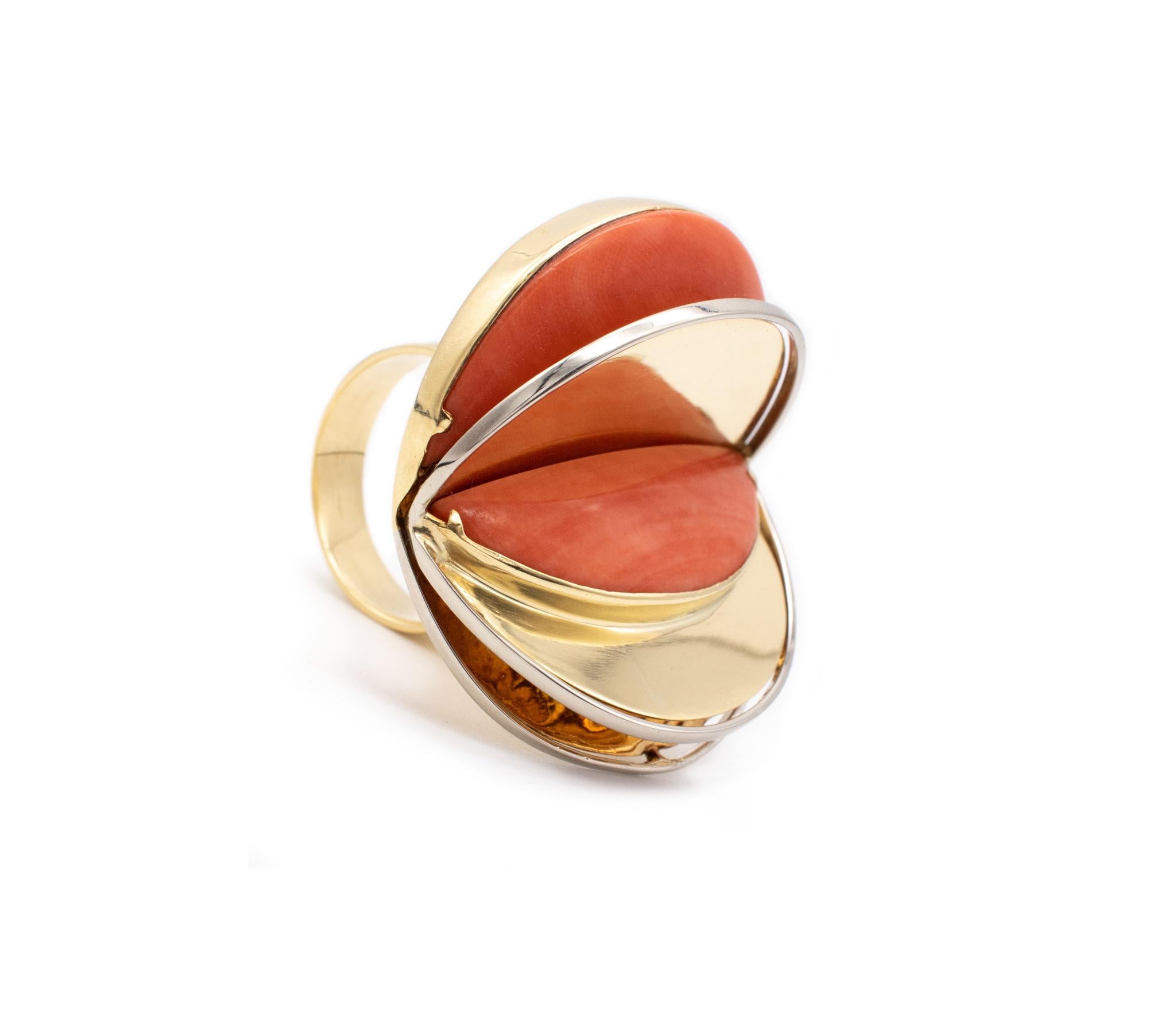 Geometric OP-Art ring designed by Laura Rivalta (Valenza 1933-).

Modernist sculptural OP-Art piece, made as a wearable ring by the artist-jeweler, Laura Rivalta.

This ring has been made around the 1980 in Valenza, Italy and constructed in solid