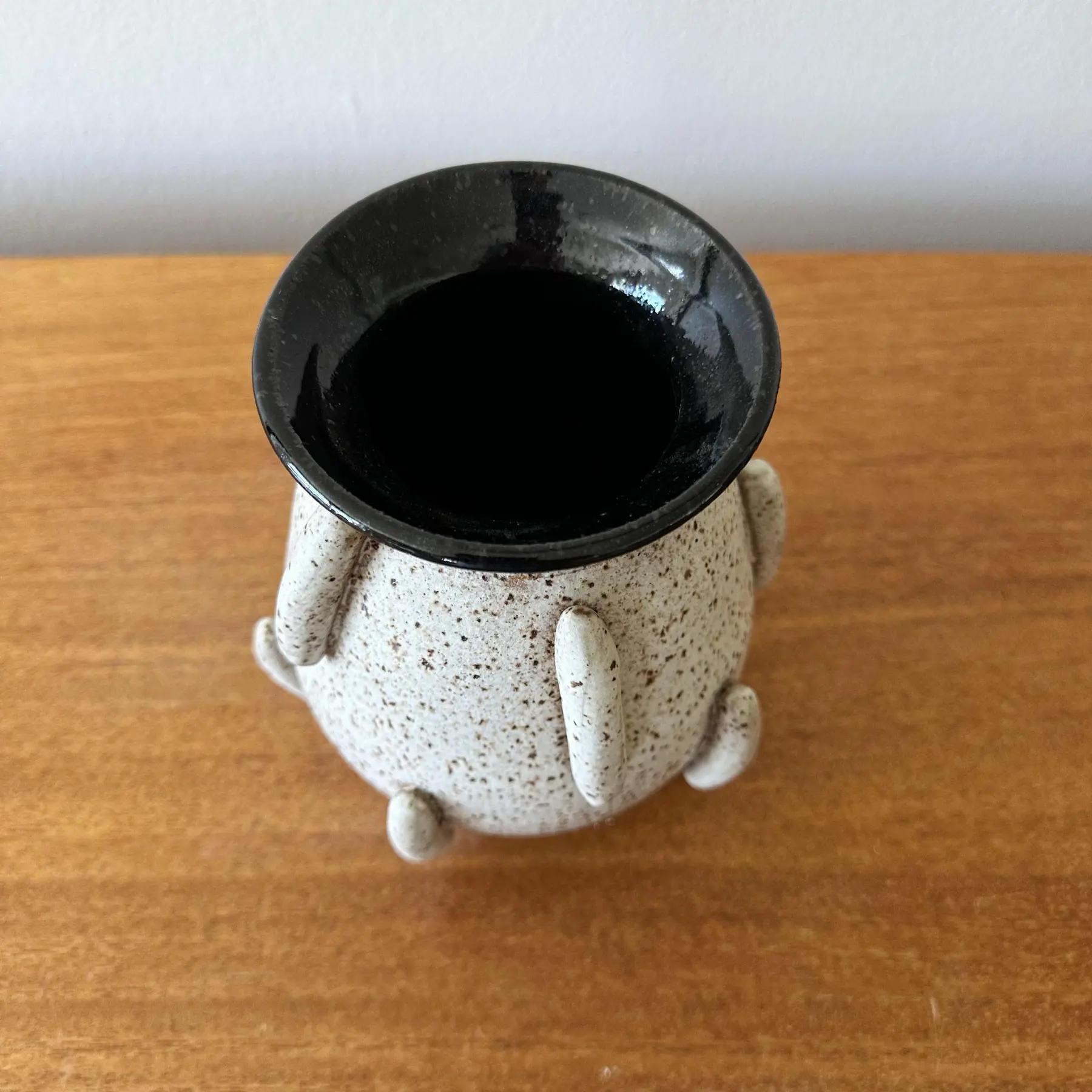 Americano Vaso in gres crema, nero e marrone di Laura Seaman, contemporaneo in vendita