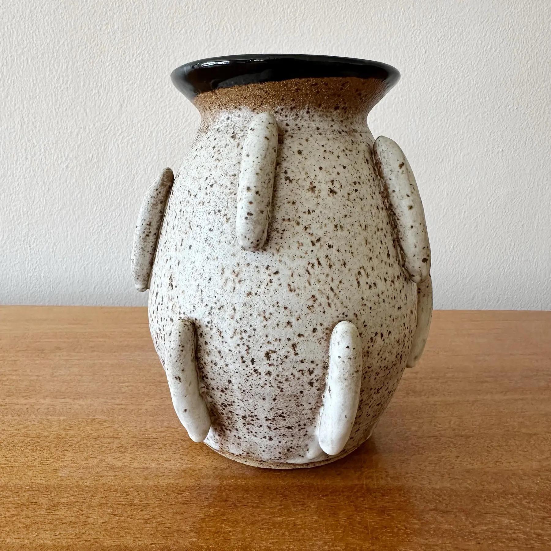 Vaso in gres crema, nero e marrone di Laura Seaman, contemporaneo In condizioni buone in vendita a West Palm Beach, FL
