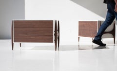 Laura Trenchard Moderne Nachttische aus Nussbaumholz für Craft Associates Furniture