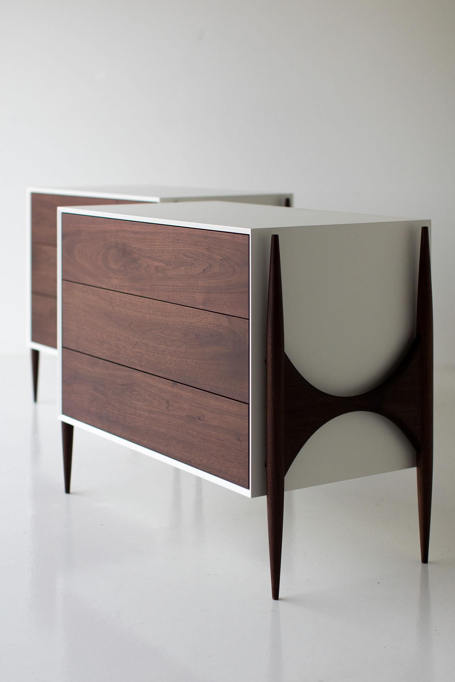 Américain Laura Trenchard Petite commode moderne en noyer pour Craft Associates Furniture en vente