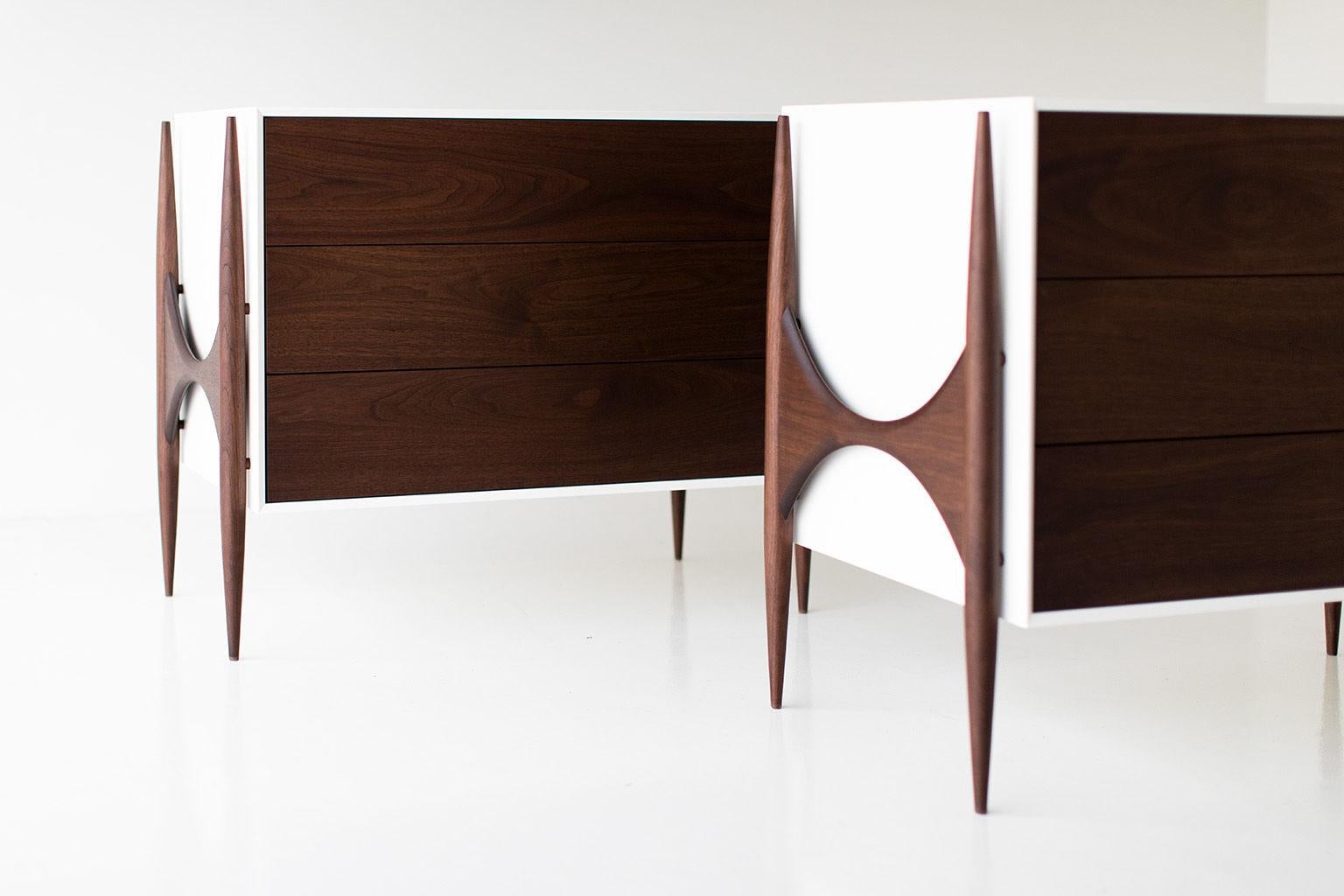 Laura Trenchard Kleine moderne Kommode aus Nussbaumholz für Craft Associates Furniture im Zustand „Neu“ im Angebot in Oak Harbor, OH