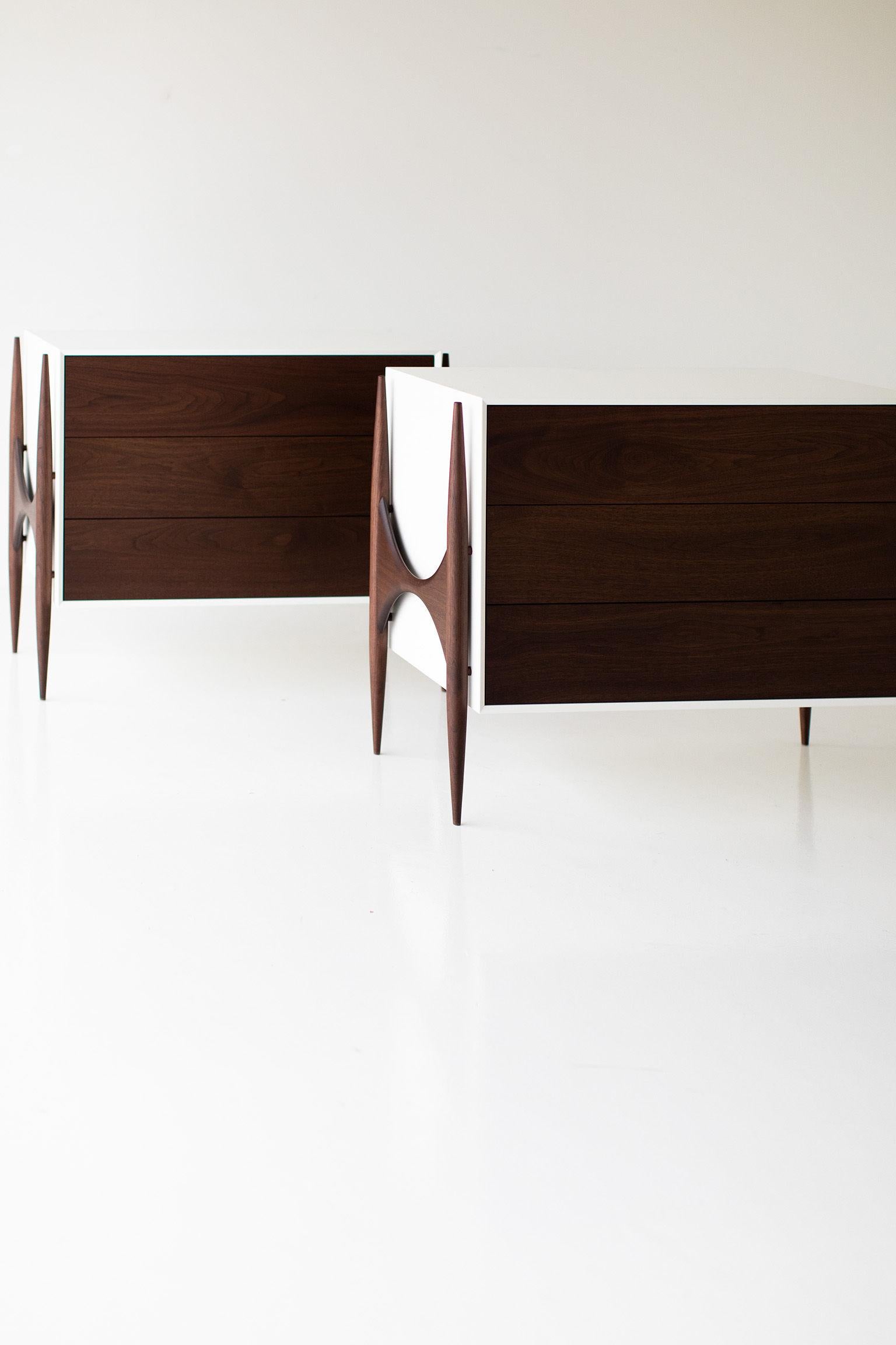 Laura Trenchard Kleine moderne Kommode aus Nussbaumholz für Craft Associates Furniture (Ahornholz) im Angebot