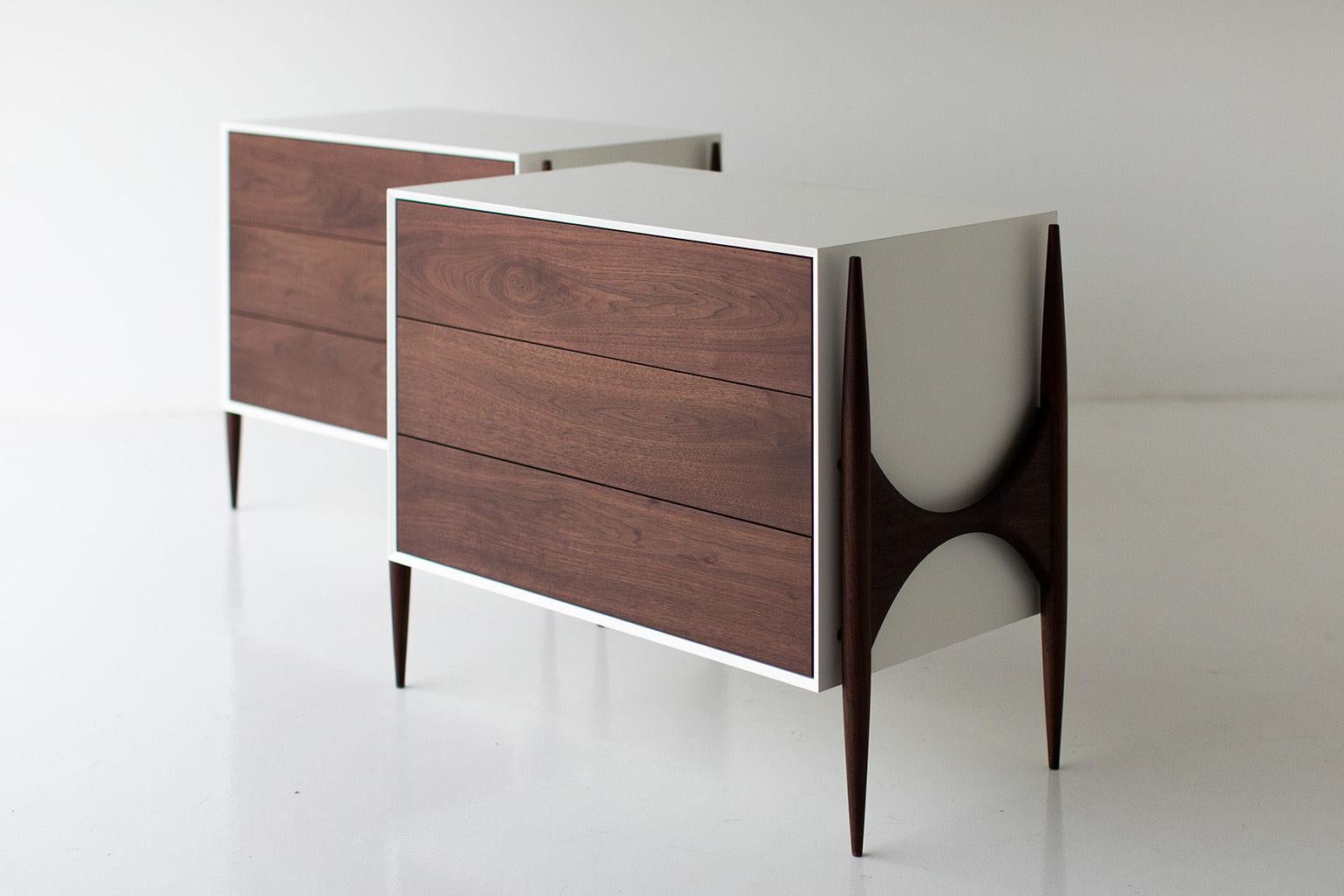 Laura Trenchard Kleine moderne Kommode aus Nussbaumholz für Craft Associates Furniture im Angebot 1