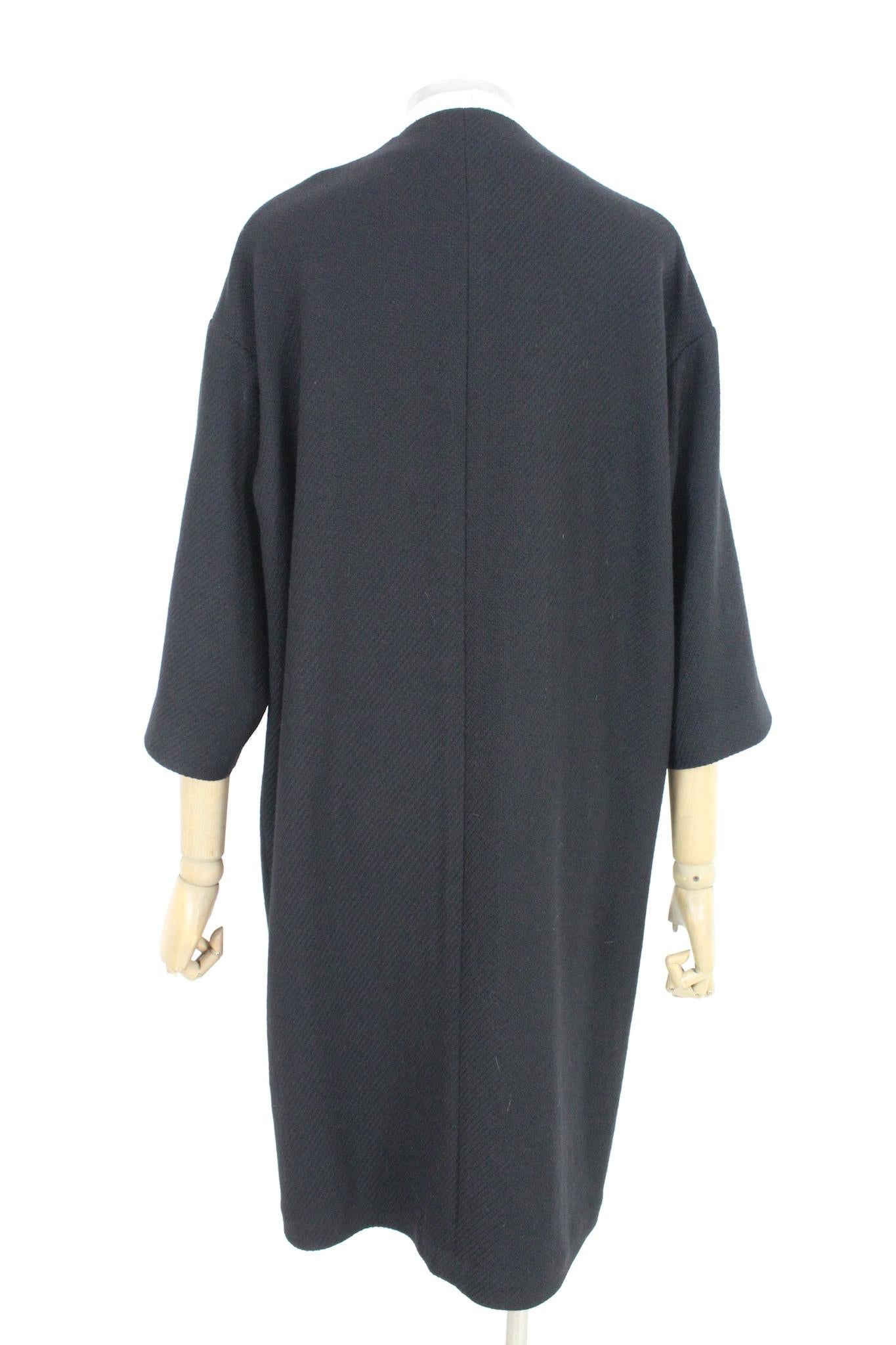 Laura Urbinati classic black coat from the 2000s. Straight model, round neck, tone-on-tone herringbone pattern, clip button closure, internally unlined. 100% virgin wool fabric. Made in Italy.

Size: 40 It 6 Us 8 Uk

Shoulder: 40 cm
Bust/Chest: 56