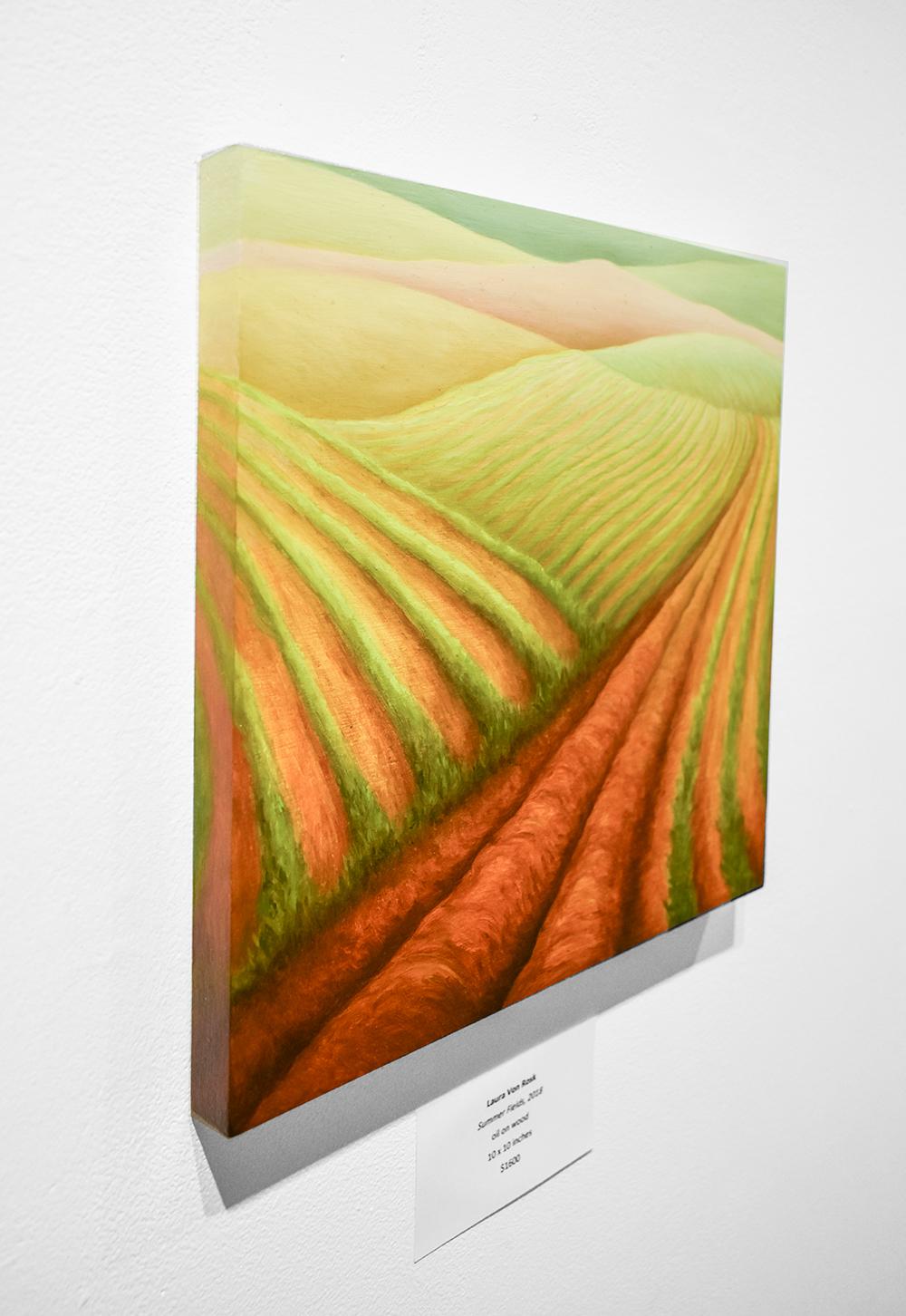 Campos de verano (Mini contemporáneo)  Paisaje de campos de cultivo sobre panel) de Laura Von Rosk
10 x 10 x 1 pulgadas
óleo sobre madera 

Las pinturas de paisajes de Laura Von Rosk son de escala íntima, pero en sus superficies de menos de 30 cm se