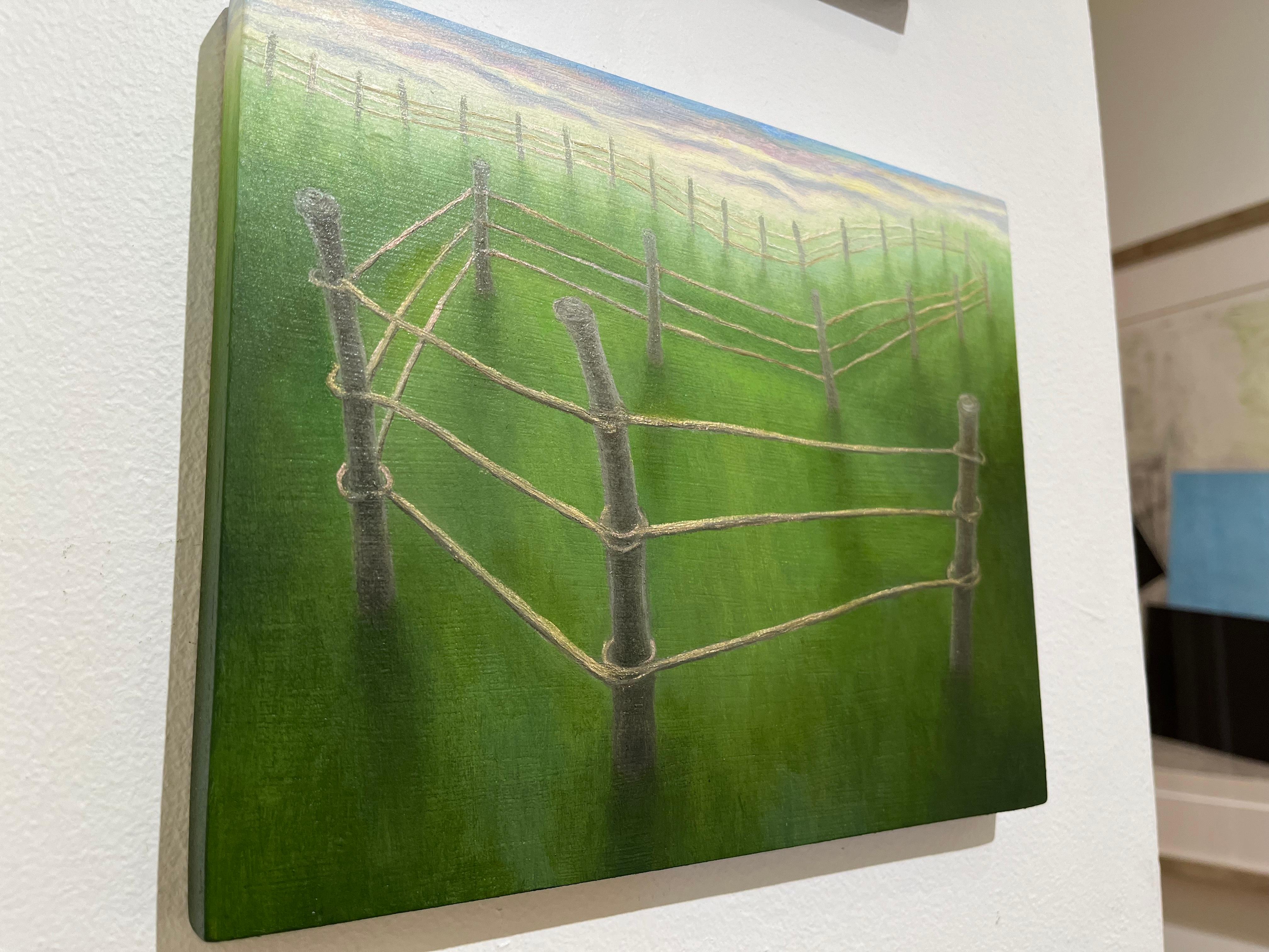 Questo piccolo dipinto di paesaggio surreale di Laura Von Rosk raffigura un prato recintato da sogno, reso in morbide tonalità di verde, con Roll & Hill che sfumano in una distanza nebbiosa. Intitolata Wind Up, l'opera combina la prospettiva
