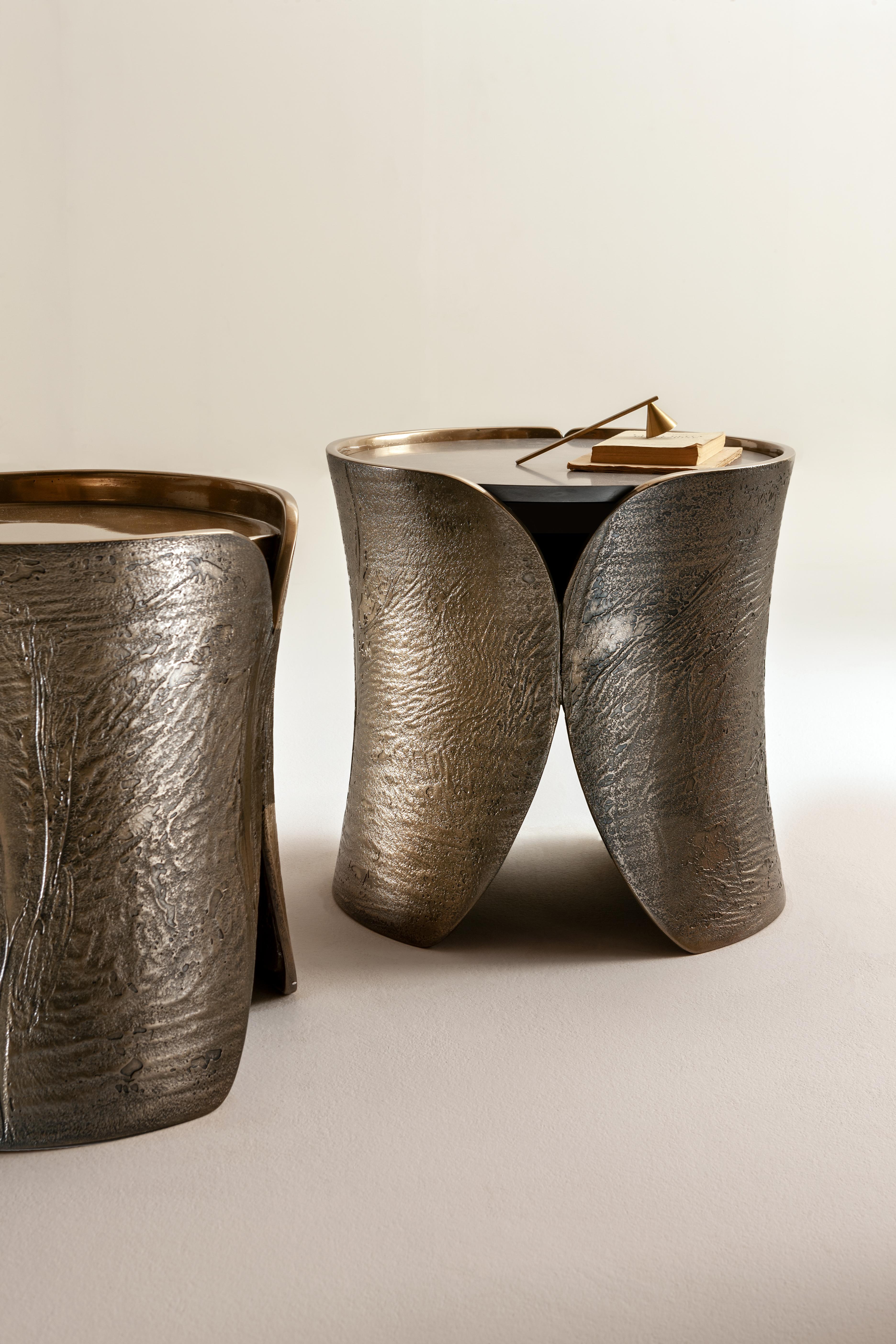 Table basse haute ronde avec structure en hyper bois recouverte de bronze métal liquide avec texture 