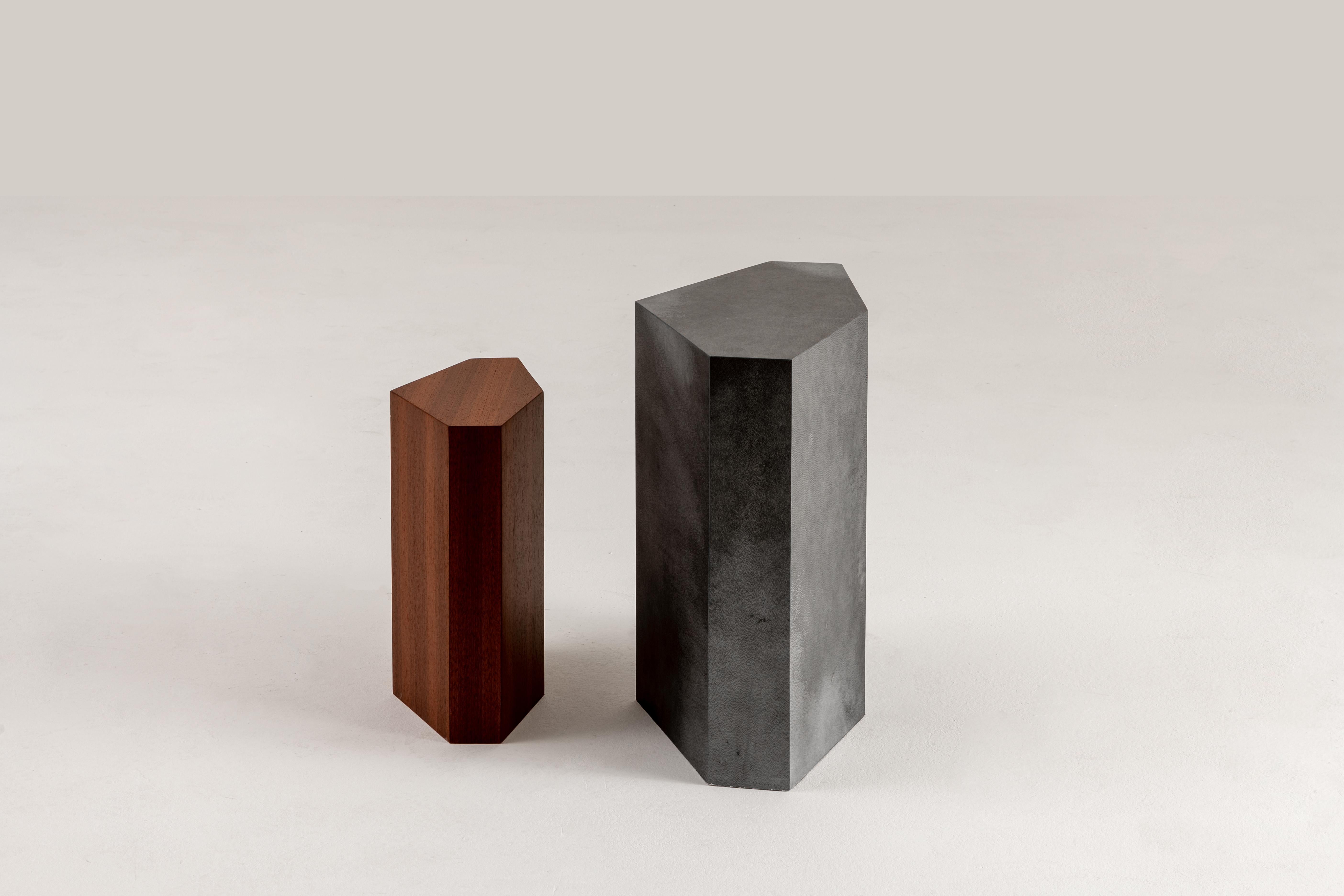 Laurameroni „Imperfetto“ Couchtische-Set aus maßgefertigten Materialien (Stahl) im Angebot