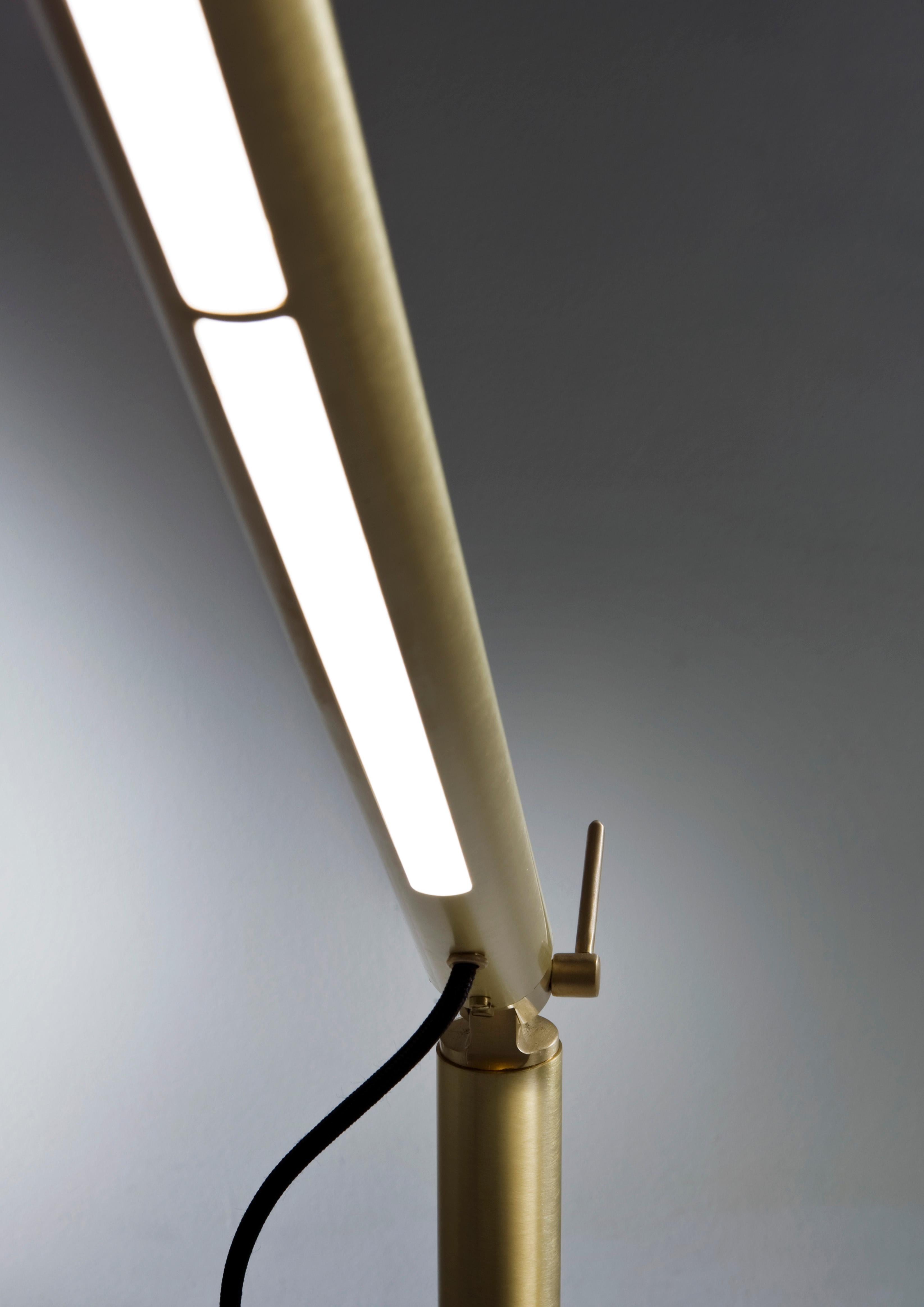 Lampadaire composé d'un cylindre puriste en laiton satiné avec des lumières LED. Le cylindre en laiton de la lampe Level peut être incliné de son point d'articulation jusqu'à 90 degrés et peut effectuer une rotation complète.

FINITION :
Laiton