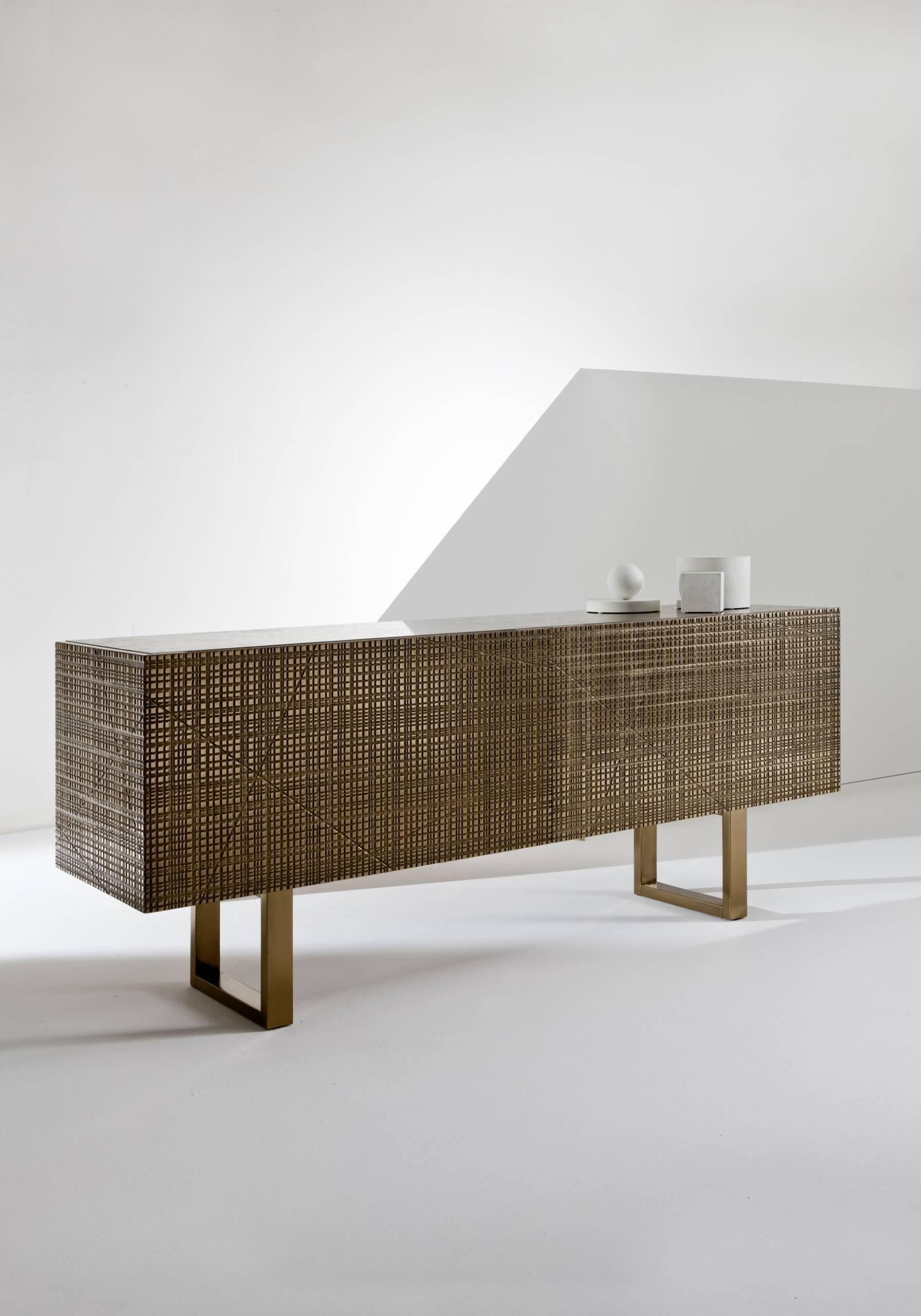 Wooden sideboard with Maxima carved flap doors and structure covered in liquid metal bronze. Legs with liquid metal finish and top in Gris Vigné marble. Equipped with 2 internal and completely removable drawers. Insides in Walnut