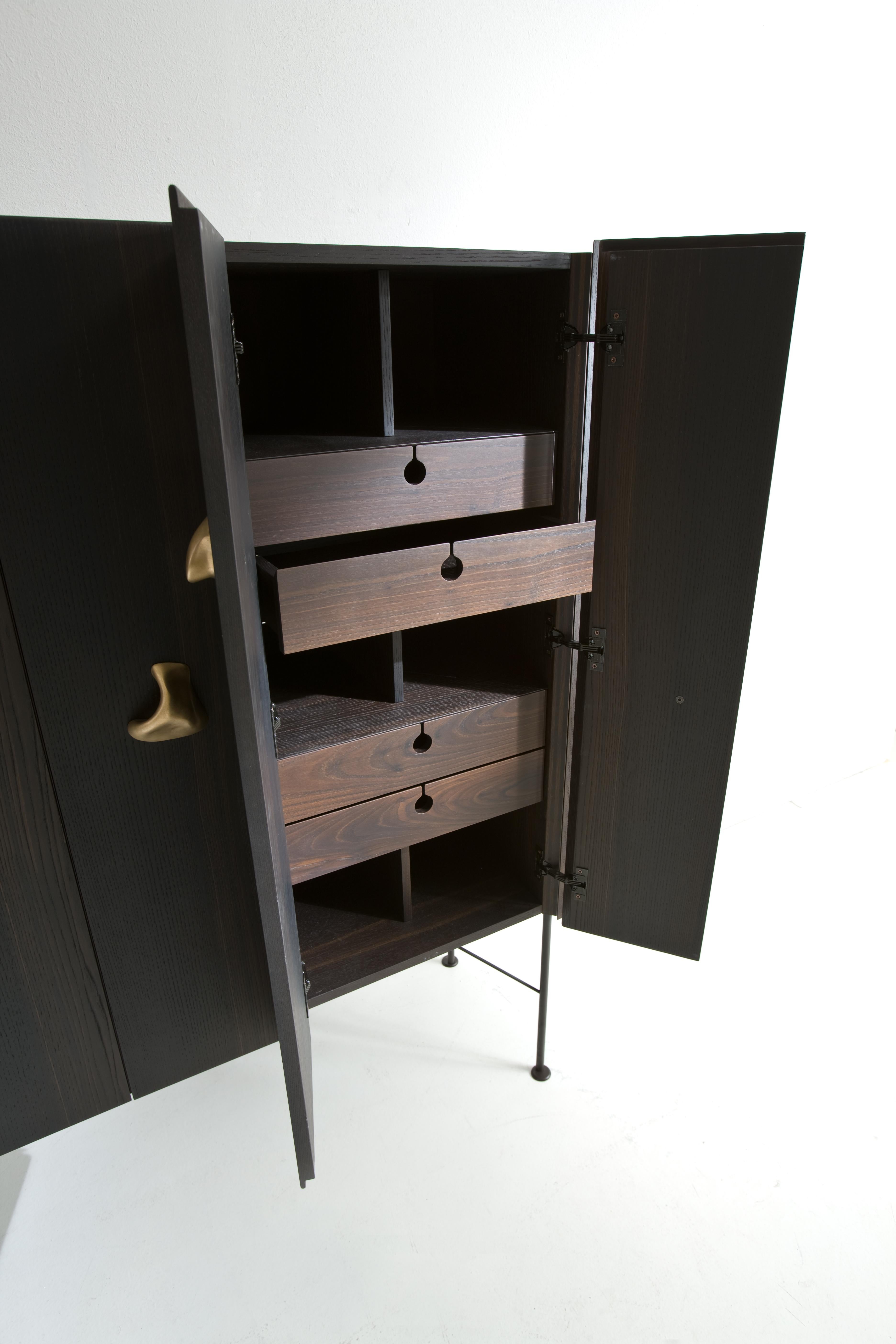 Laurameroni Moderner Schrank „Collectionist“ mit Messinggriffen mit Sesel im Zustand „Neu“ im Angebot in Monza, IT