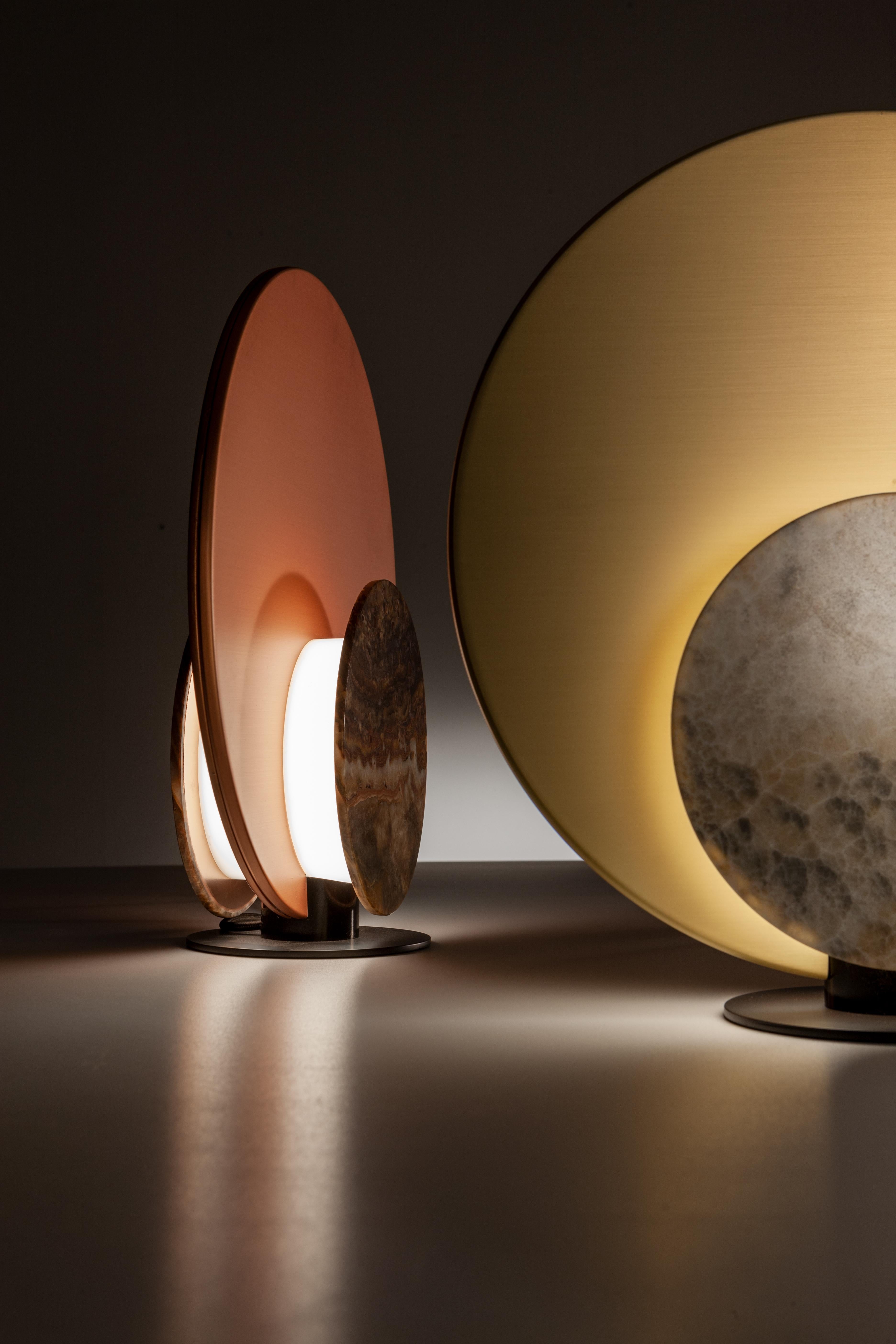 Moderne Laurameroni-Tischlampe „Clis“ aus maßgefertigten Materialien (21. Jahrhundert und zeitgenössisch) im Angebot