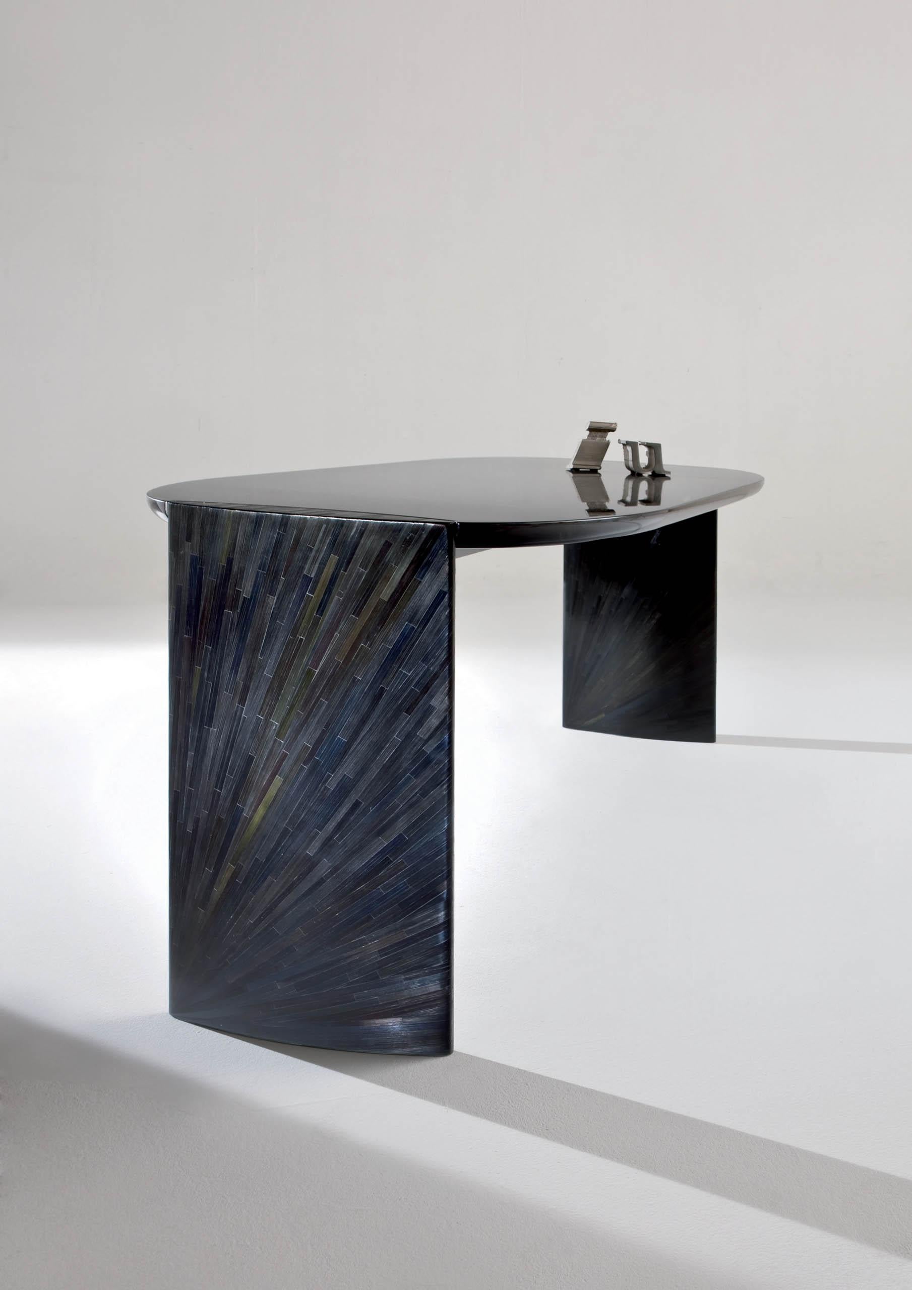 Laurameroni „Poe“ Runder Schreibtisch aus schwarzem Rye- Stroh von Bartoli Design (Italienisch) im Angebot