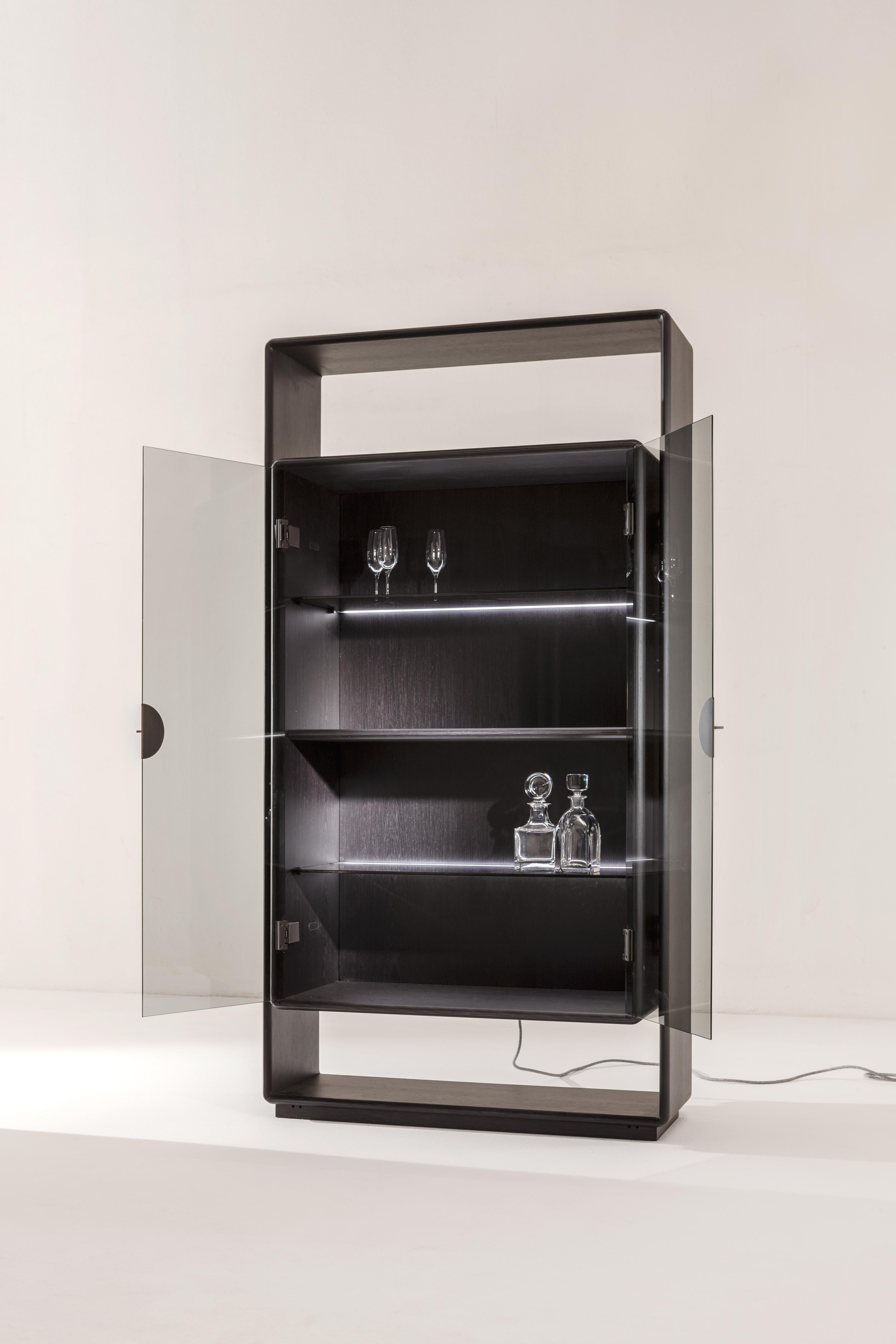 Laurameroni „Talento“ Moderner hoher Schrank aus schwarzem Holz und Glas (21. Jahrhundert und zeitgenössisch) im Angebot