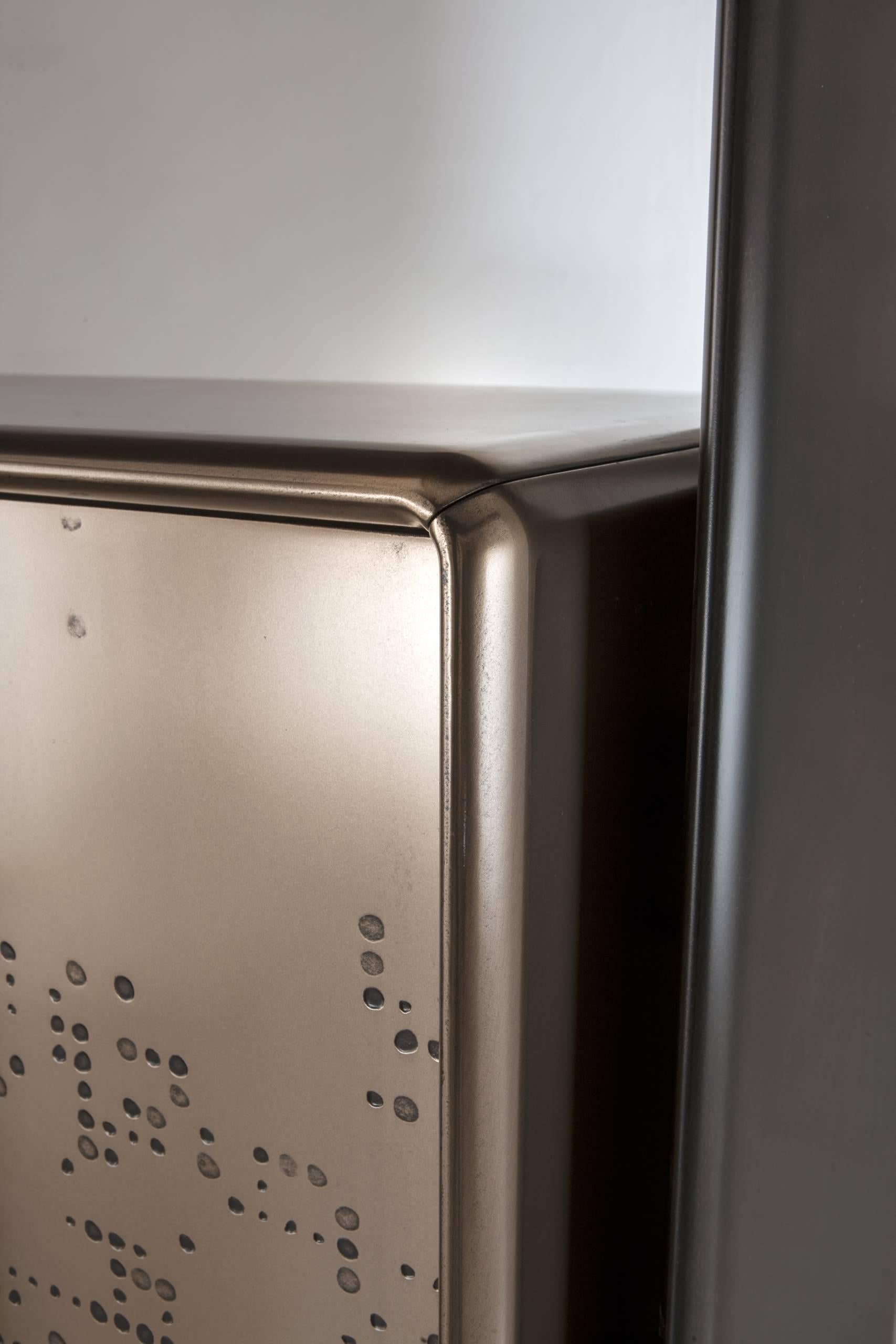 italien Grand meuble de rangement moderne Laurameroni « Talento Unlimited » en métal liquide bronze en vente