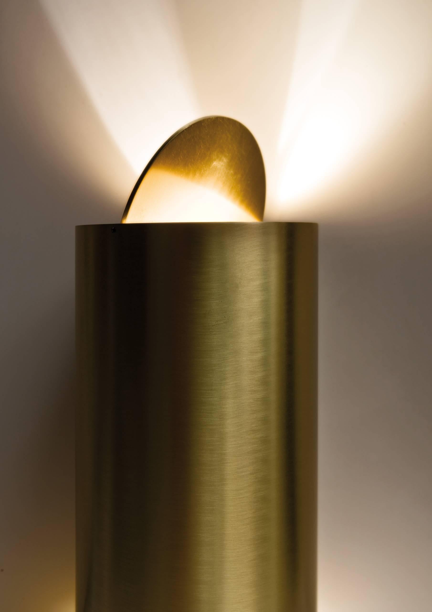 Tubular table lamp with satin brass structure and adjustable upper disc.

FINISH:
Satin brass

The sophisticated design and the choice of the finest materials are the distinctive elements of our Lamps. Particular attention is paid to metals,