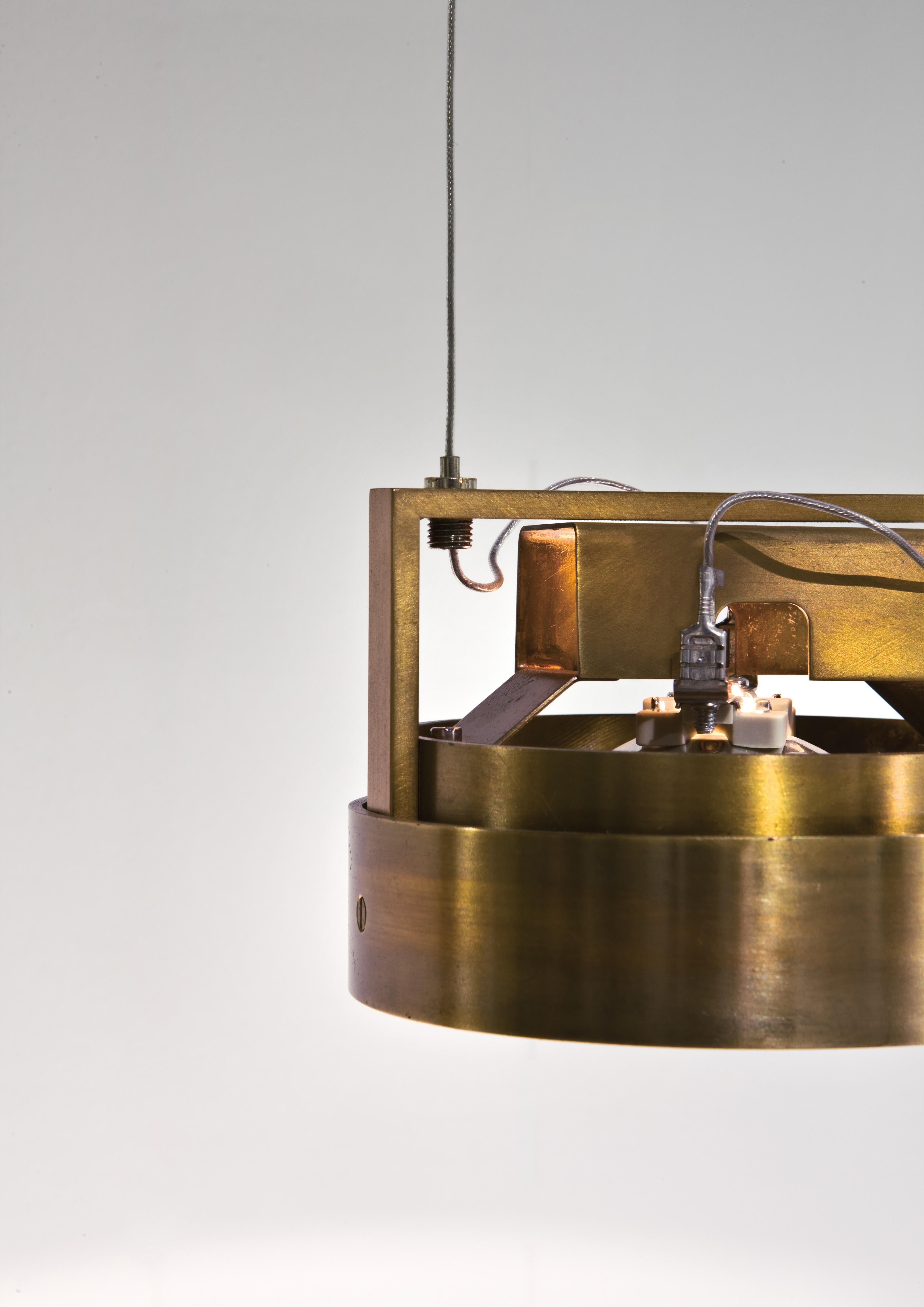 Adjustable LED hanging spotlight for ceiling fastening in light burnished brass.

FINISH:
Light burnished brass

The sophisticated design and the choice of the finest materials are the distinctive elements of our Lamps. Particular attention is paid