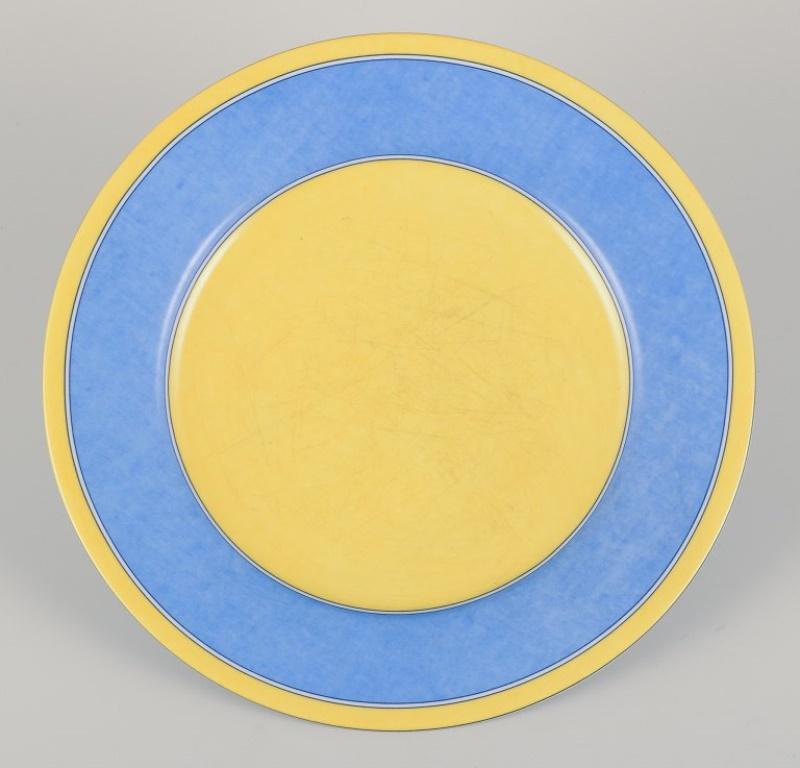 Laure Japy, París / Limoges, Francia.
Tres platos de porcelana.
Años 70/80.
Marcado.
En buen estado, con señales de uso en forma de arañazos.
Dimensiones: Diámetro 25,5 cm. x Altura 3,0 cm.