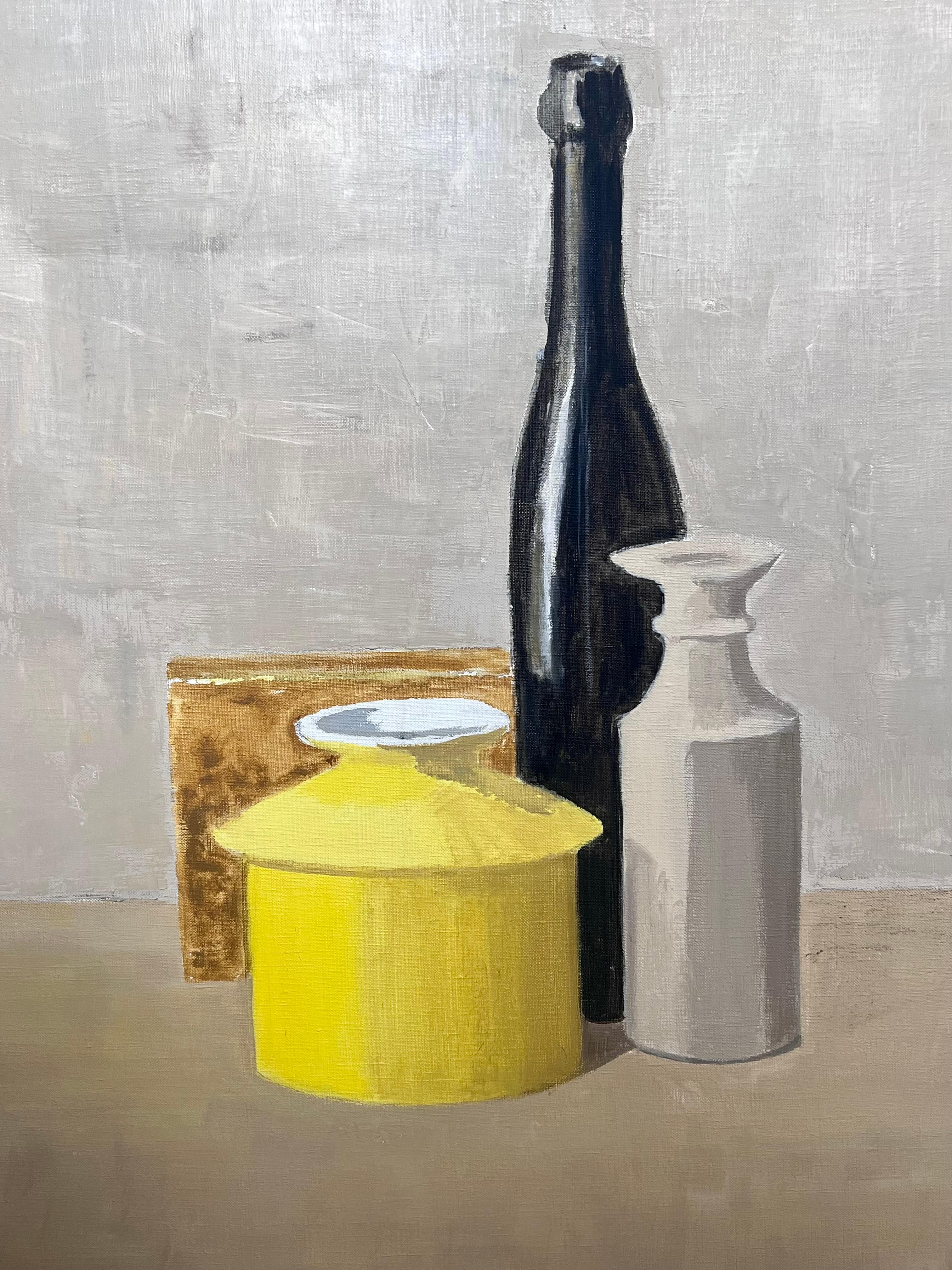 Peinture à l'huile moderniste française du 20e siècle Nature morte à la bouteille de vin et au vase jaune - Gris Interior Painting par Laure Noetzin-Azam (French 1929-2024)