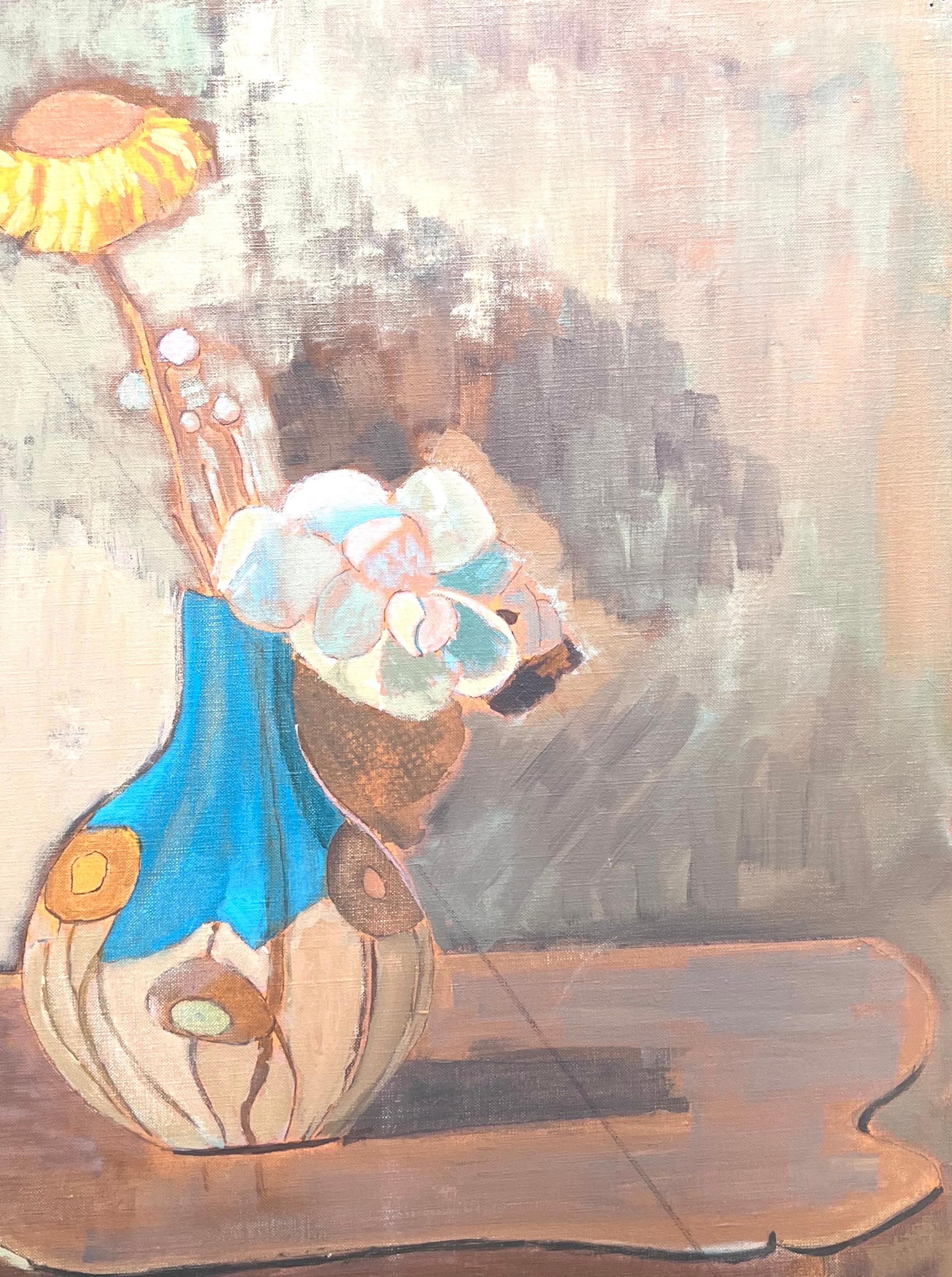 Belle peinture à l'huile moderniste française du 20e siècle Fleur jaune dans un vase bleu - Beige Still-Life Painting par Laure Noetzin-Azam (French 1929-2024)