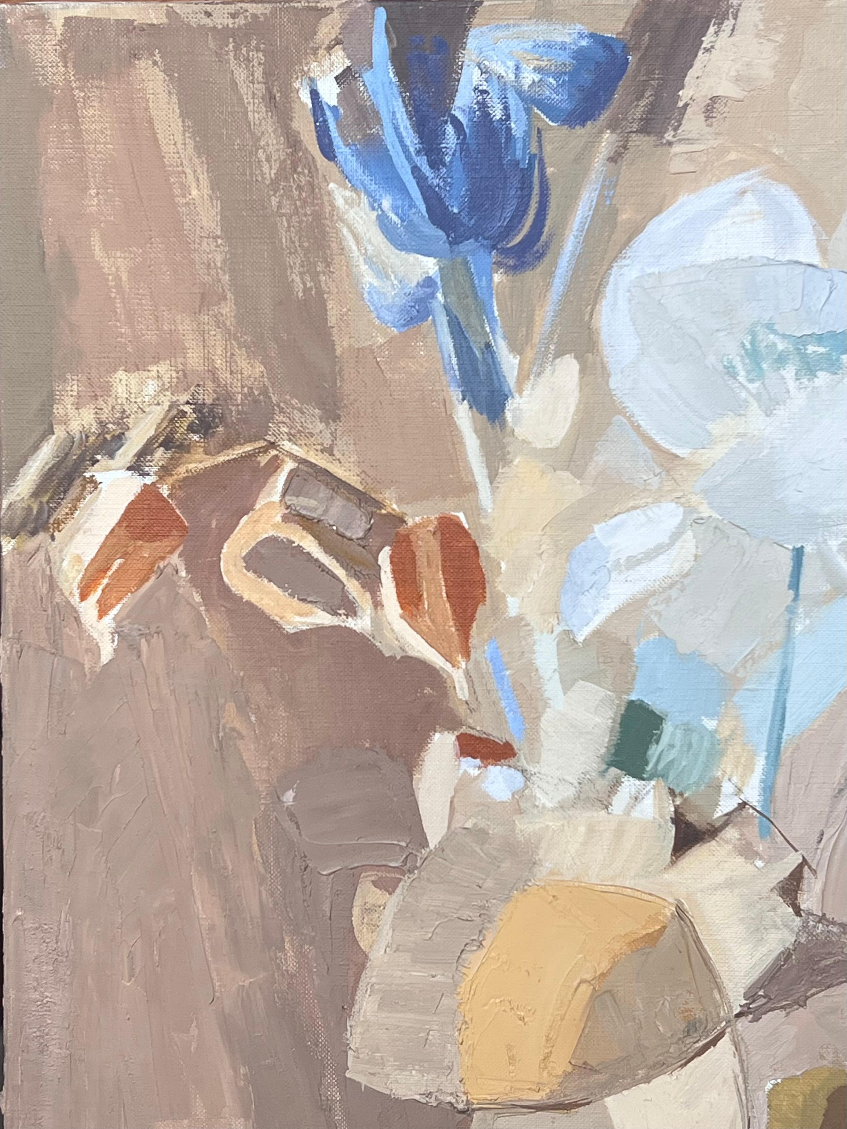 Feine 20. Jahrhundert Französisch Post kubistischen Ölgemälde Stillleben in blauen Vase (Grau), Interior Painting, von Laure Noetzin-Azam (French 1929-2024)