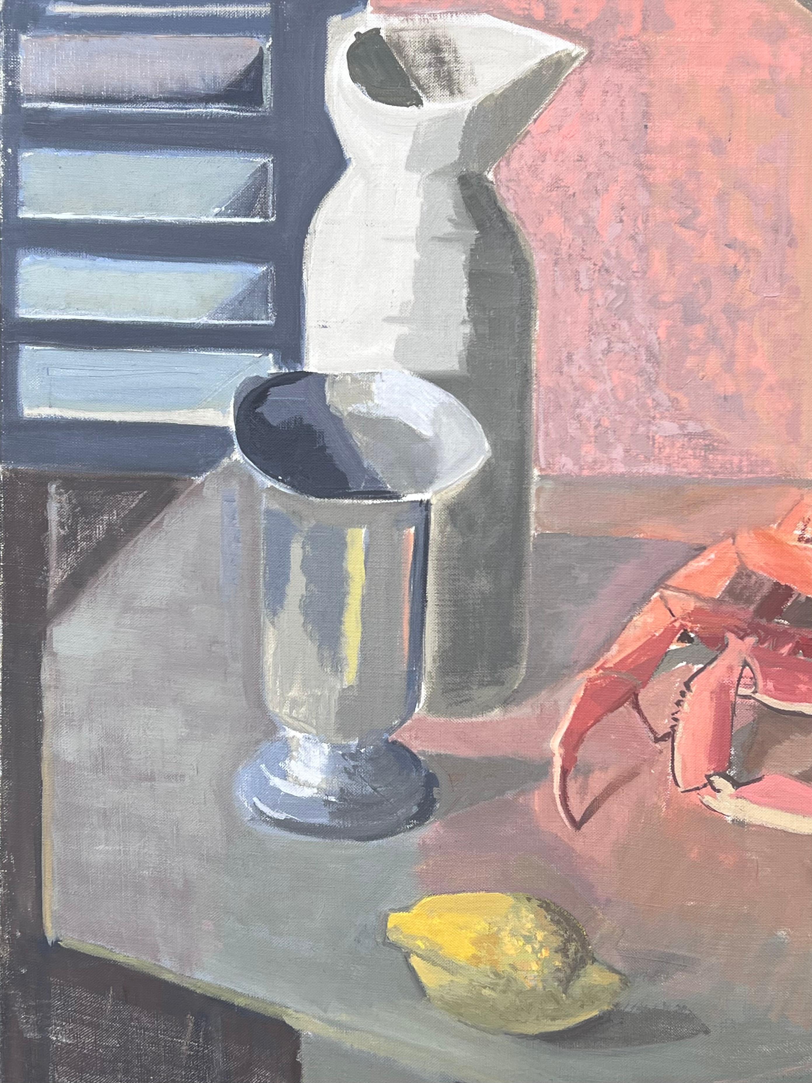 Raffinata pittura ad olio post cubista del 20° secolo Il granchio e la natura morta di limone - Interior Painting Grigio di Laure Noetzin-Azam (French 1929-2024)