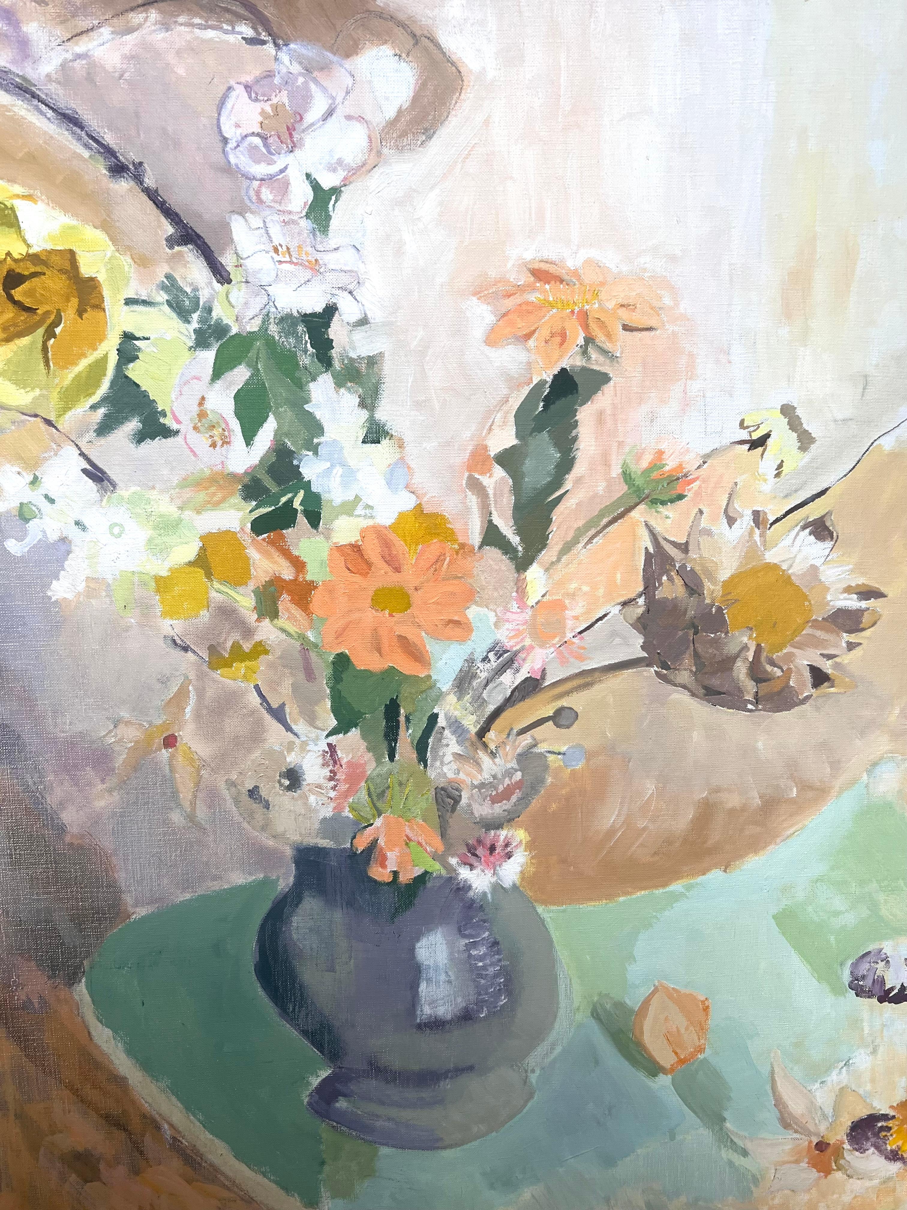 Grande peinture à l'huile moderniste française du 20e siècle Vase de fleurs à l'intérieur - Beige Interior Painting par Laure Noetzin-Azam (French 1929-2024)